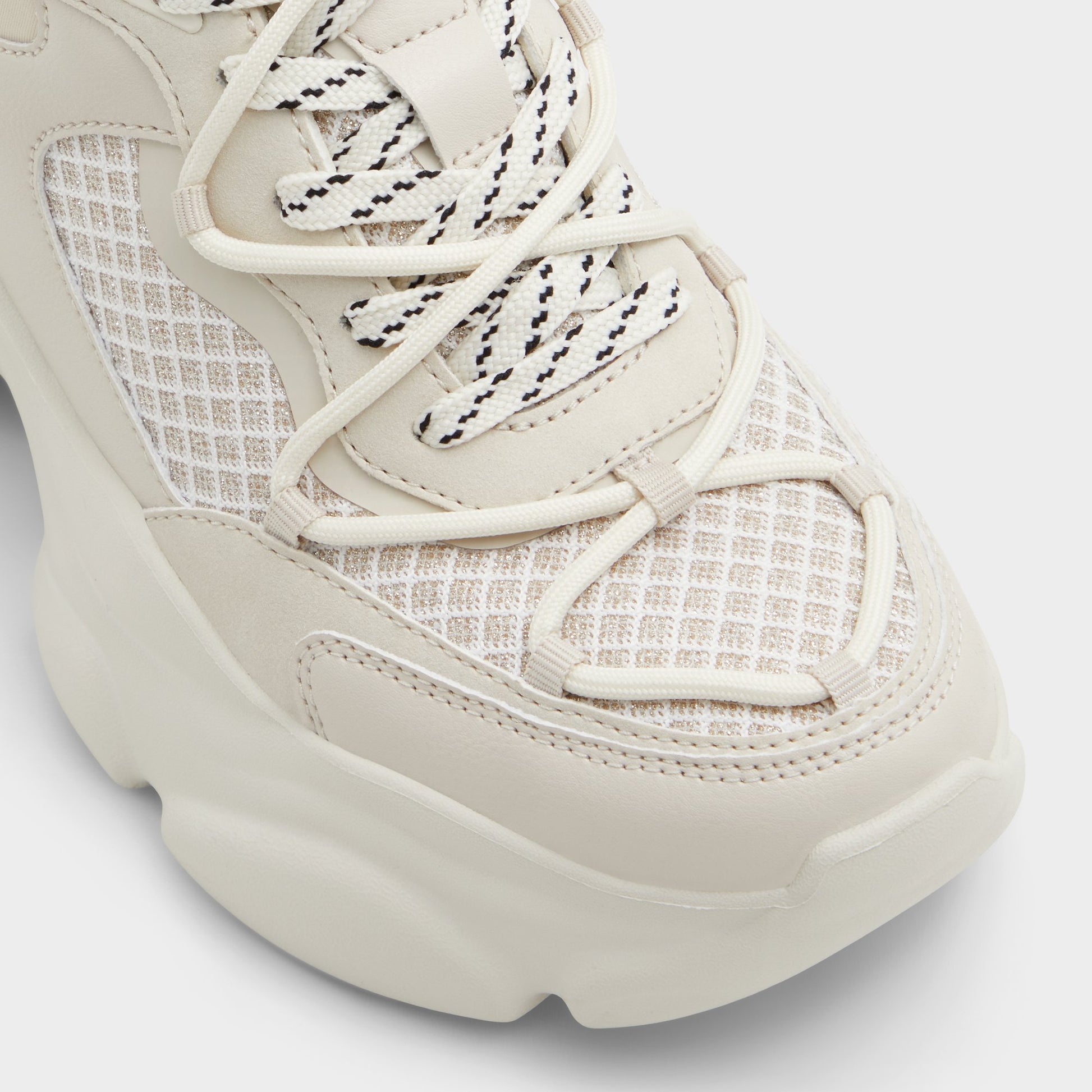 Gros plan de la Autre Blanc Andree Sneaker