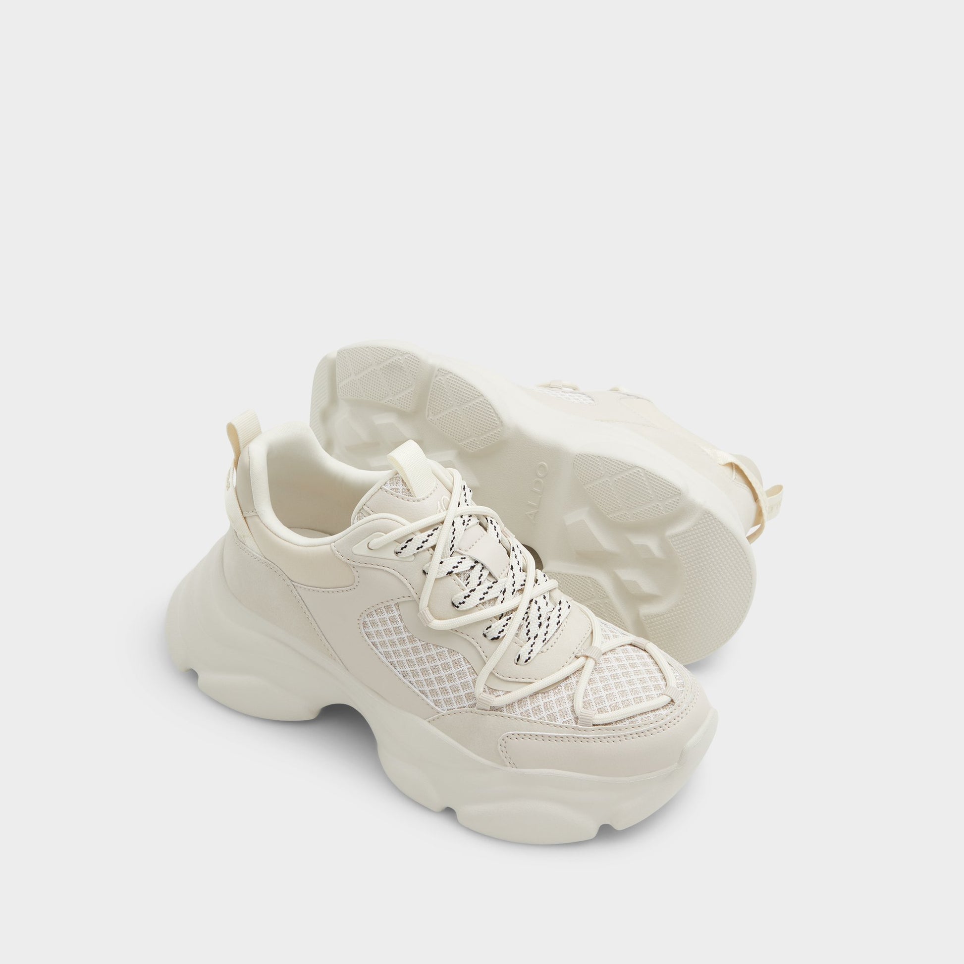 Vue en surbrillance d'une paire de Autre Blanc Andree Sneaker s