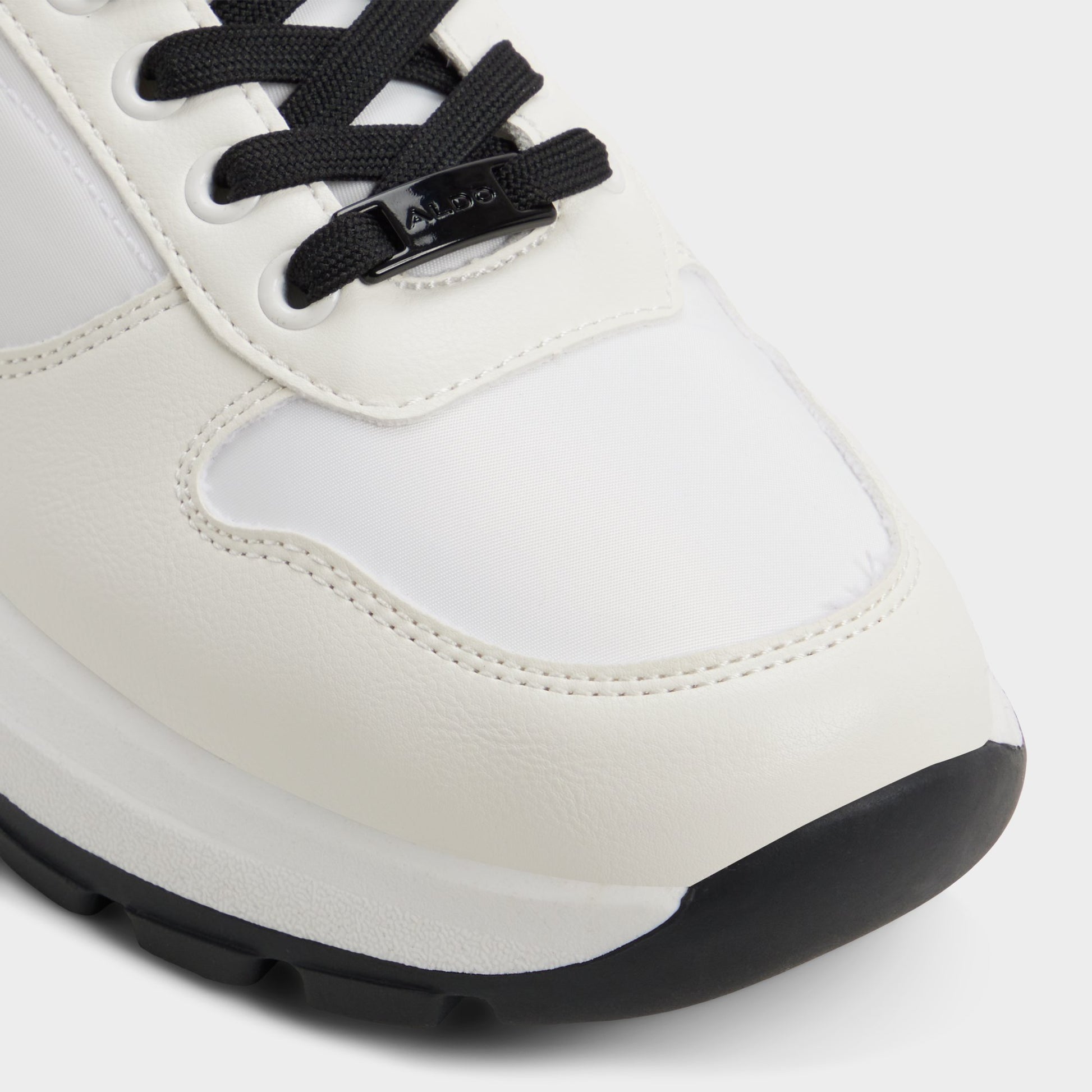 Close-up of the White Casimir Jogger sneaker
