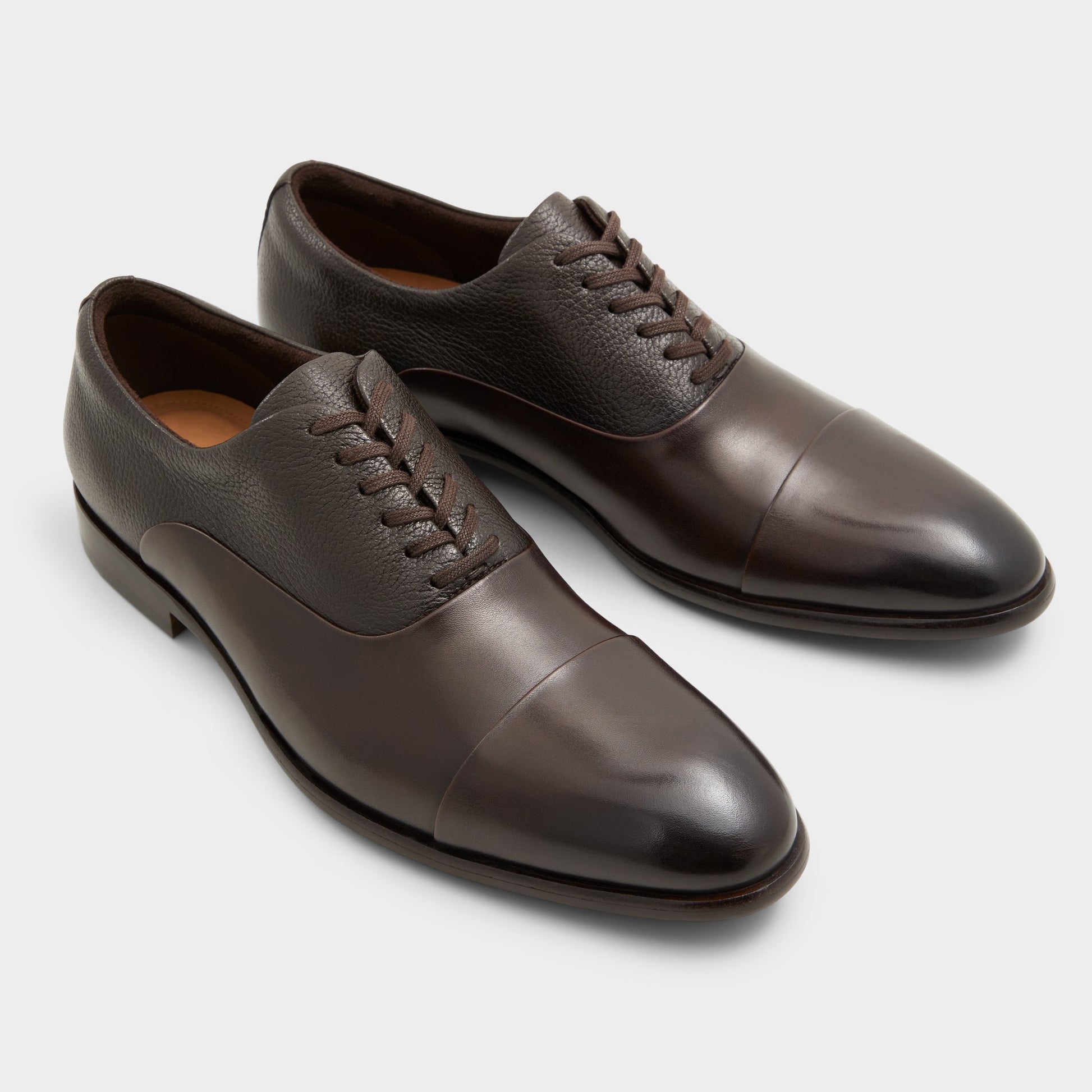 Highlighted view of a pair of Dark Brown Meekes Oxford shoes