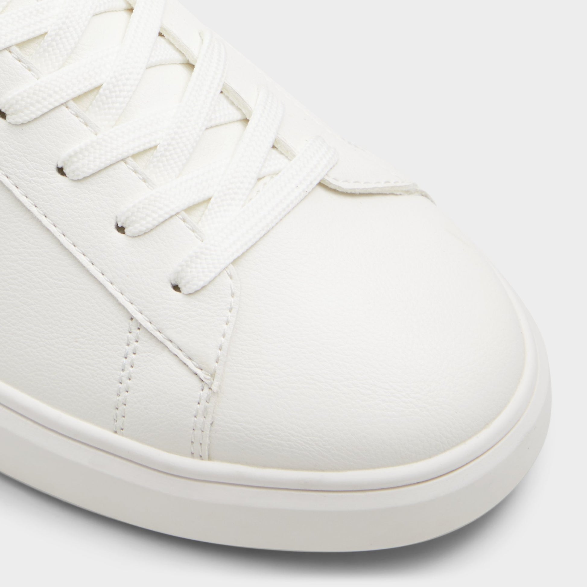 Close-up of the White Coolspec Low top sneaker