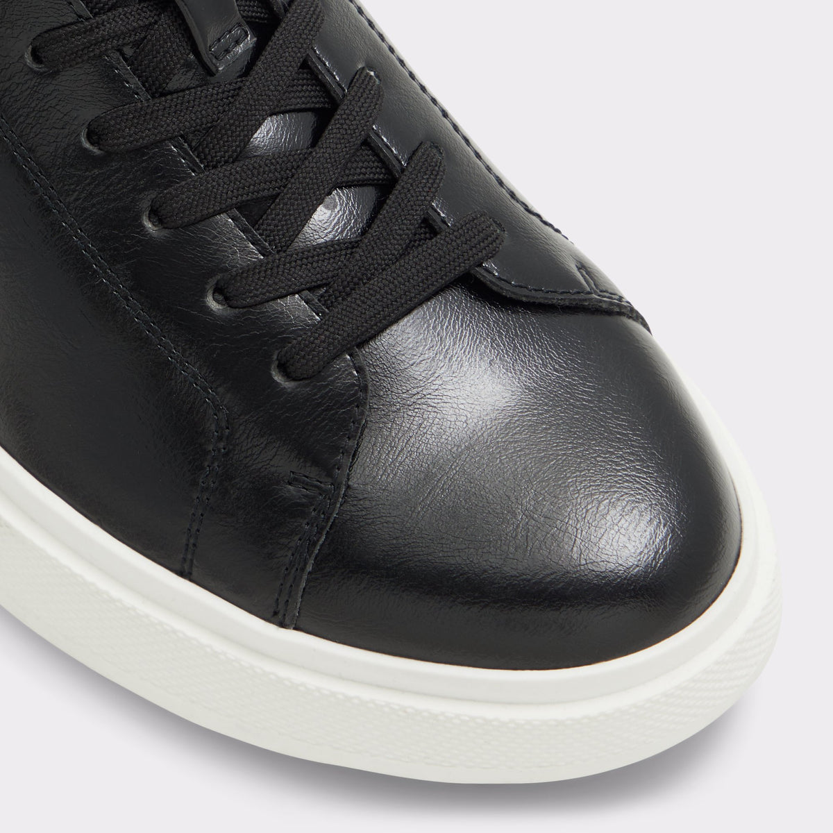 Close-up of the Black/Black Magnus Low top sneaker