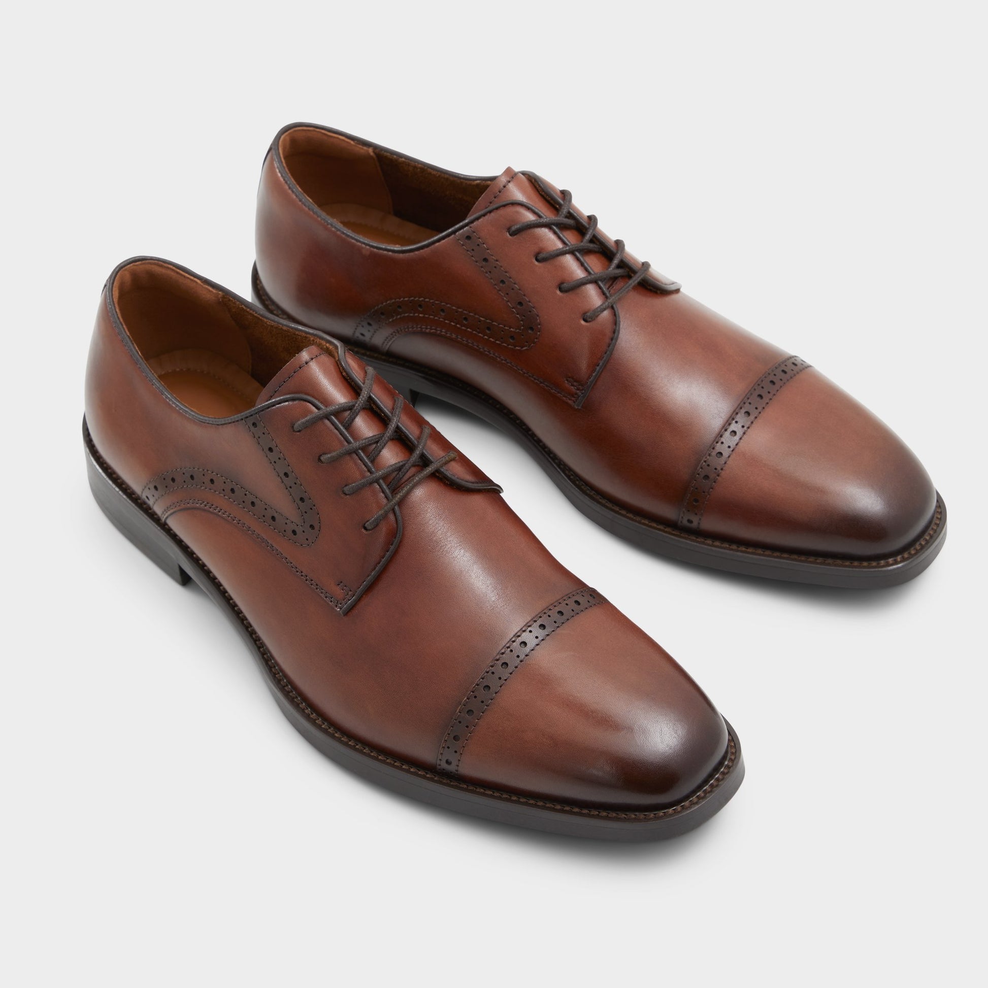 Highlighted view of a pair of Cognac Bronko Derby shoes