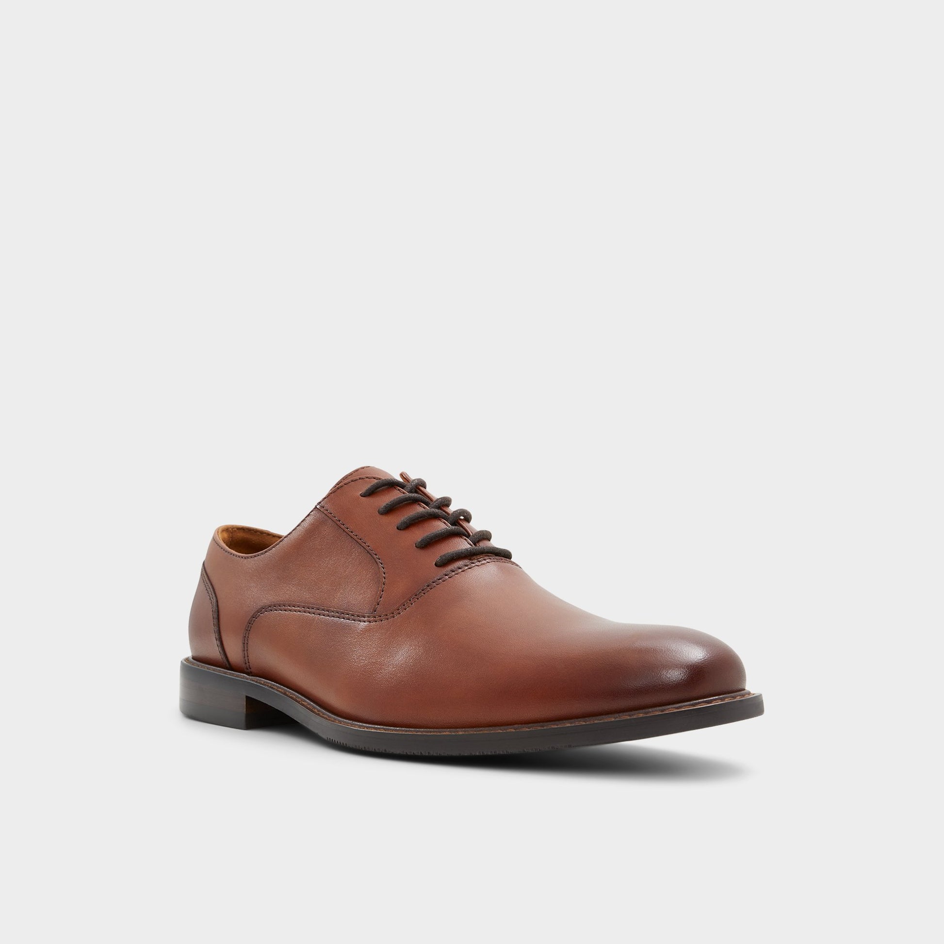 Three-quarter angle of Cognac Dason Oxford shoe's front side