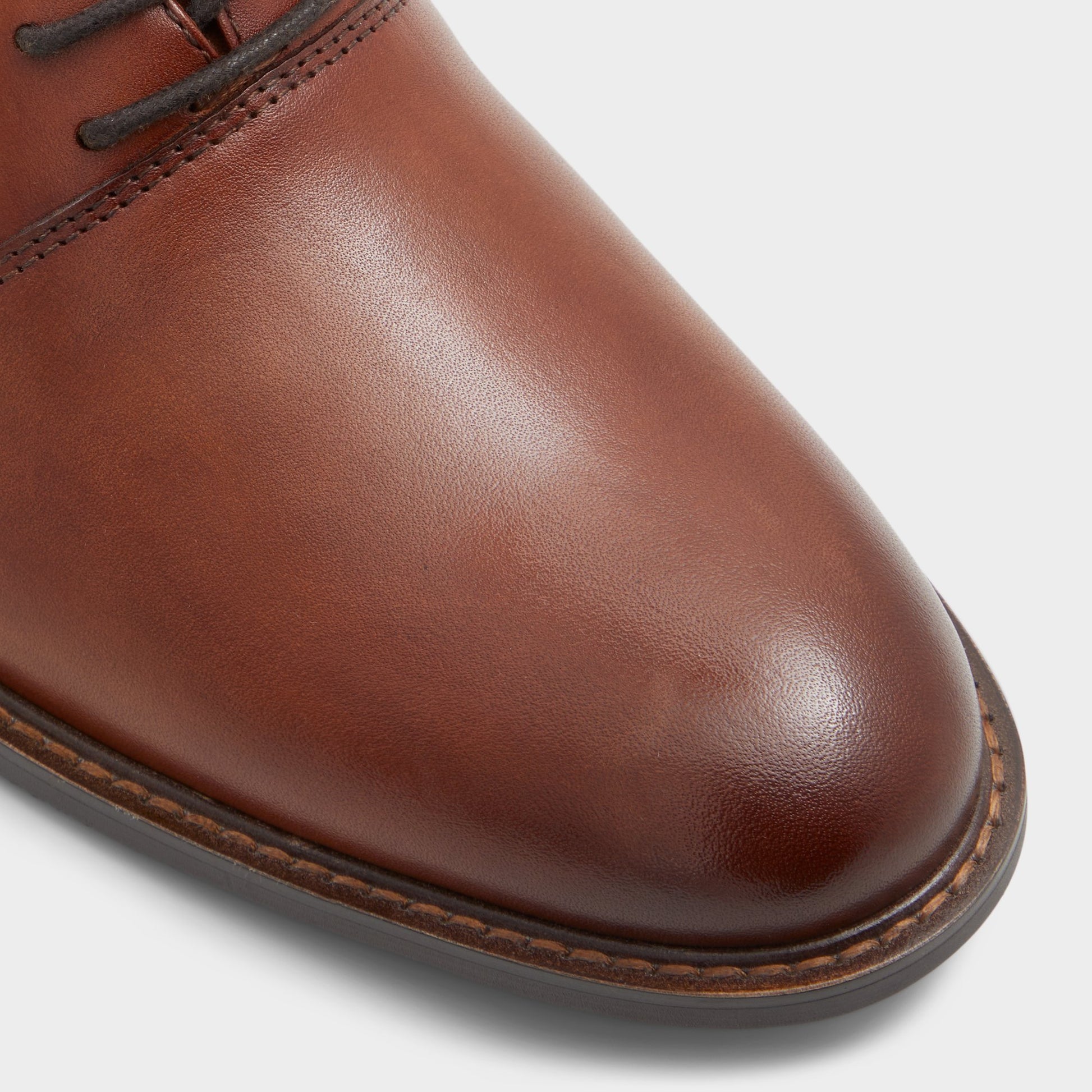 Close-up of the Cognac Dason Oxford shoe