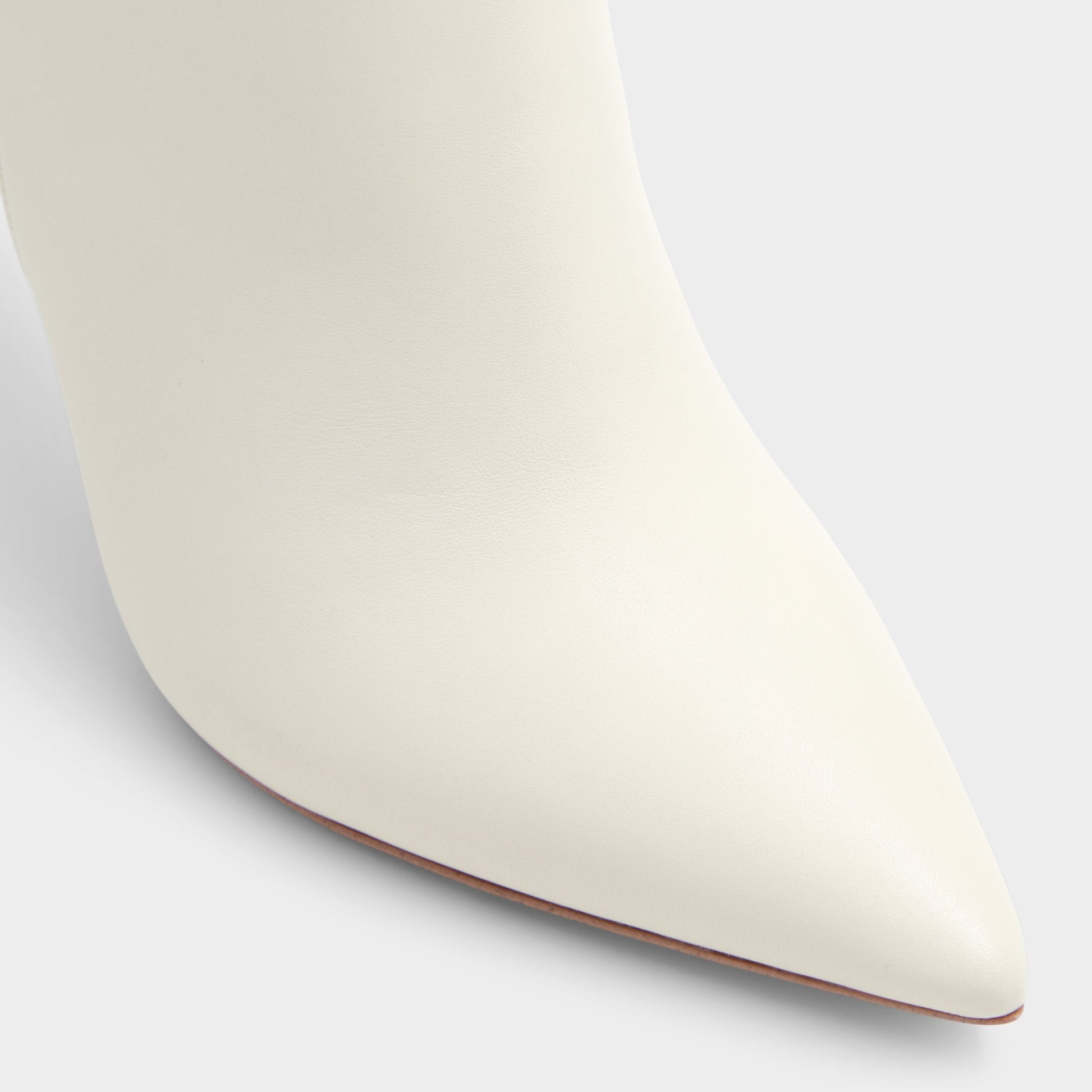 Close-up of the Beige Galalede Over-the-knee boot