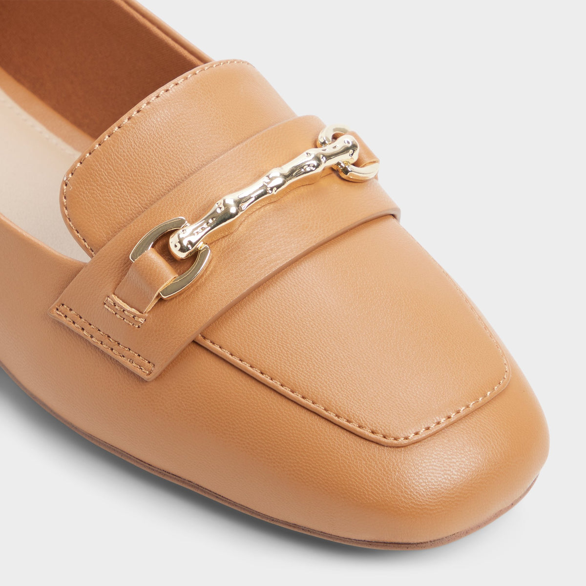 Close-up of the Medium brown Hoha Loafer
