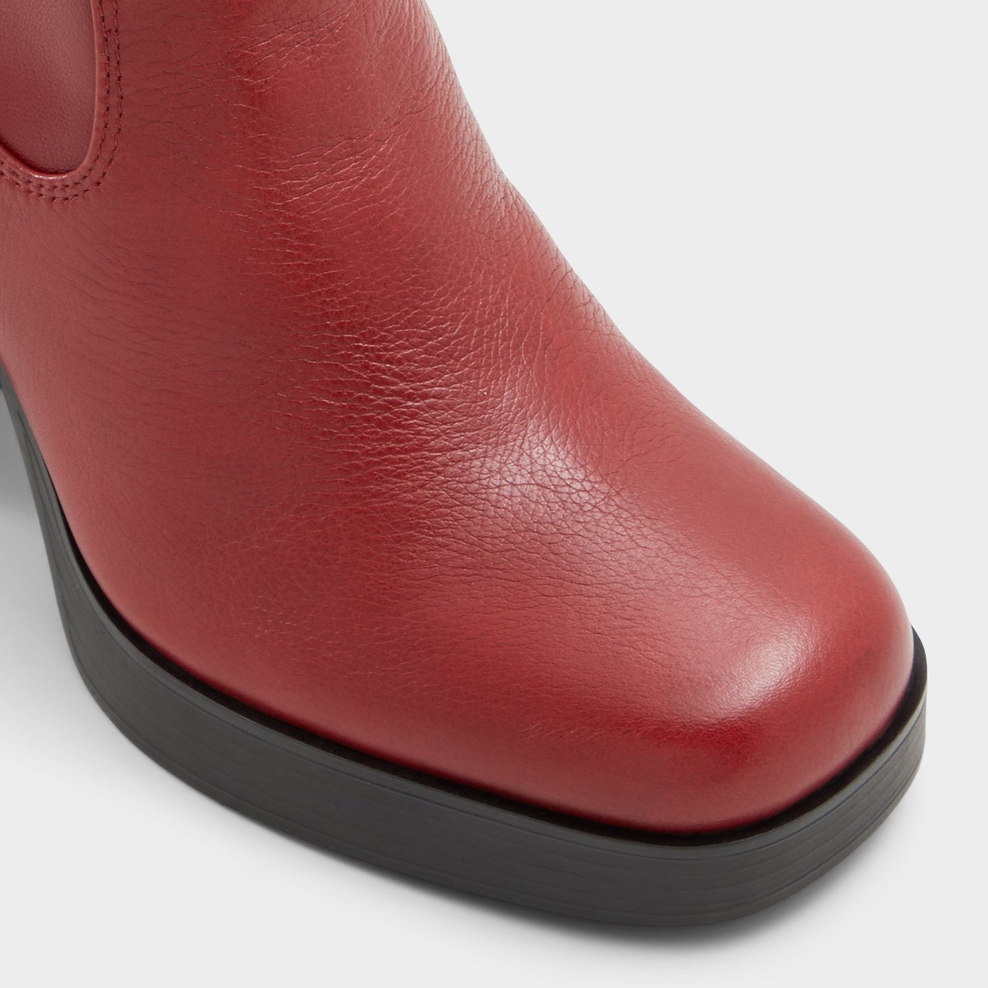 Close-up of the Bordo Seraphica Chelsea boot