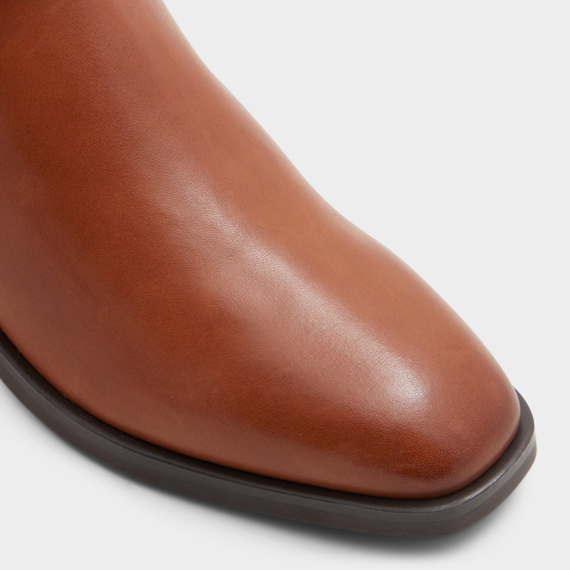 Close-up of the Cognac Ocynwan-wc Riding boot