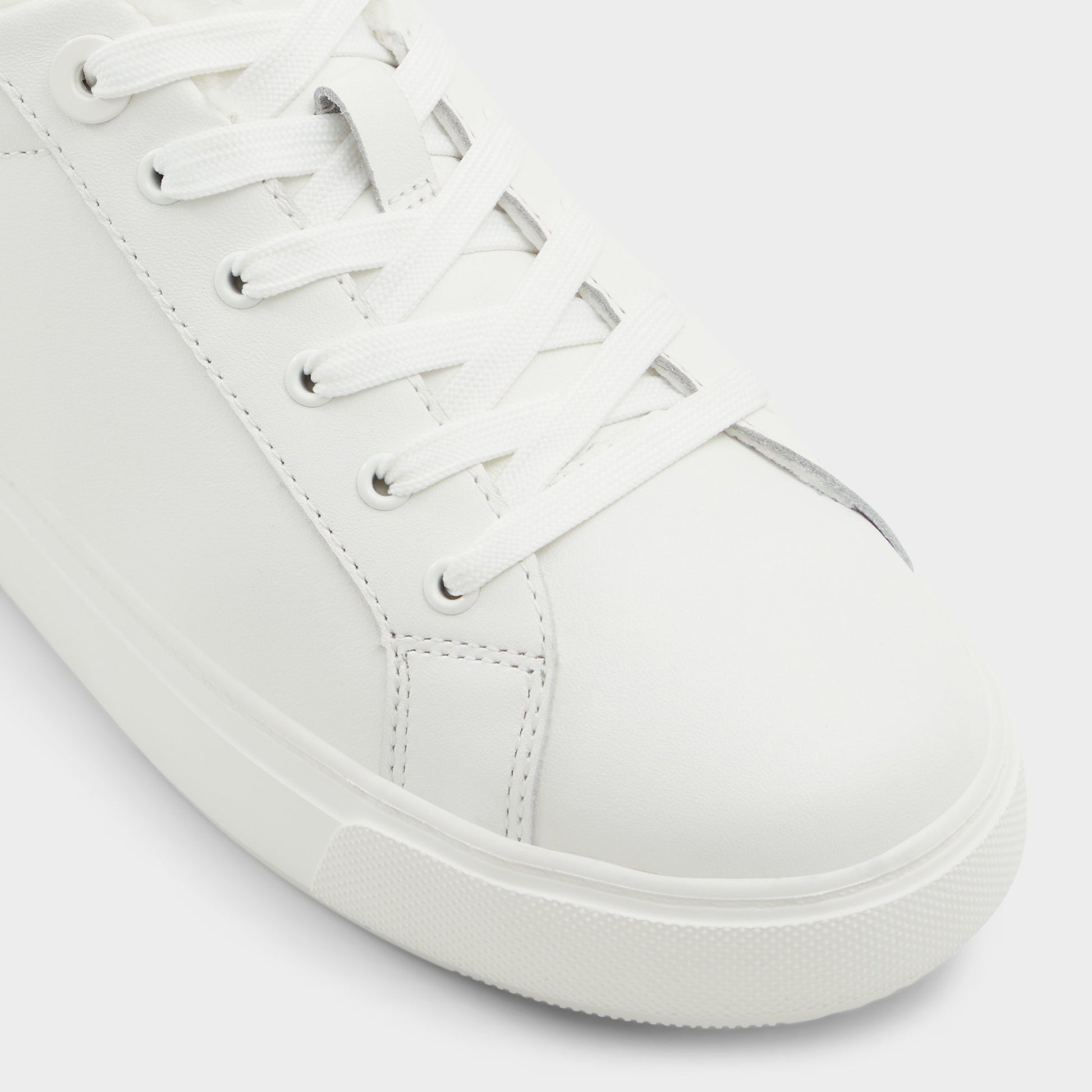 Close-up of the White Merrylyn Low top sneaker