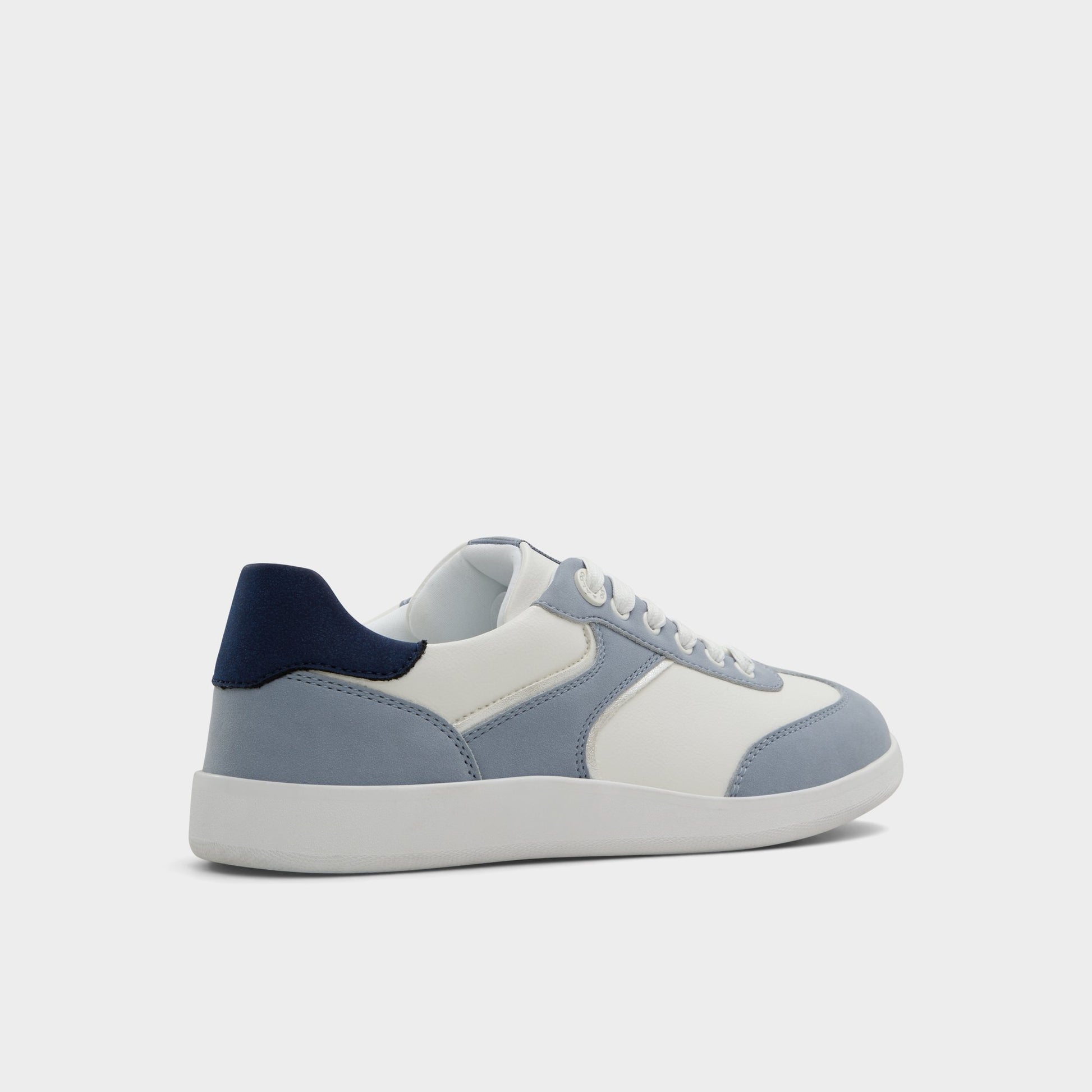 Angle de trois quarts de l'arrière de Blanc/Marine Erilg Sneaker bas