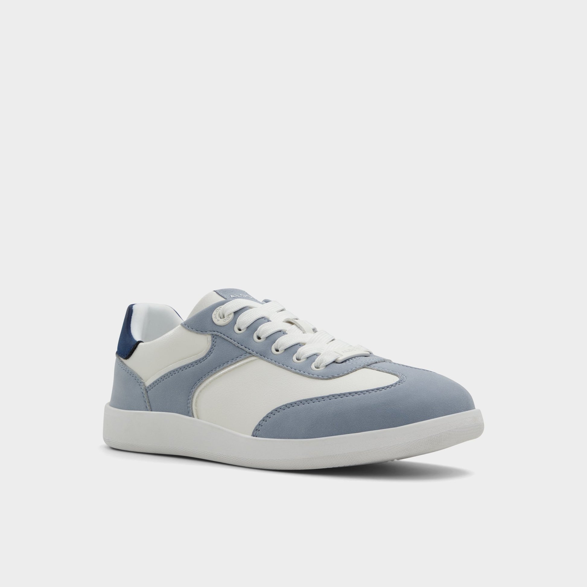 Angle de trois quarts de la face avant de Blanc/Marine Erilg Sneaker bas
