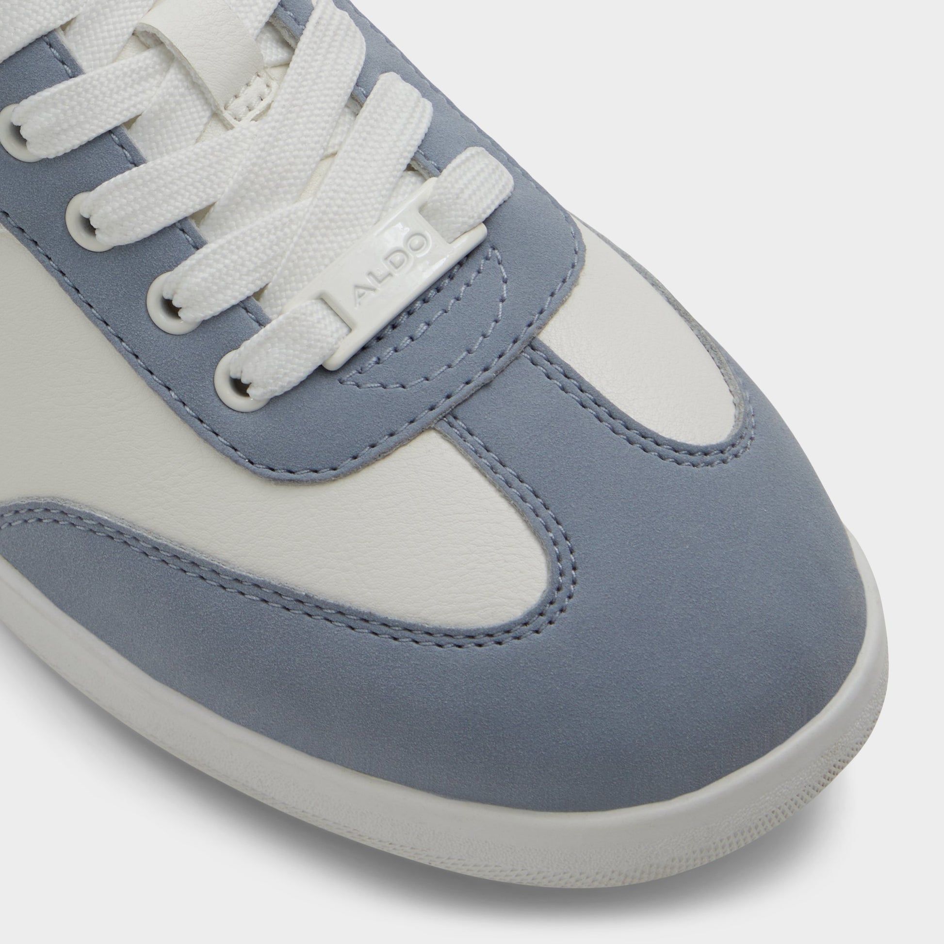 Gros plan de la Blanc/Marine Erilg Sneaker bas