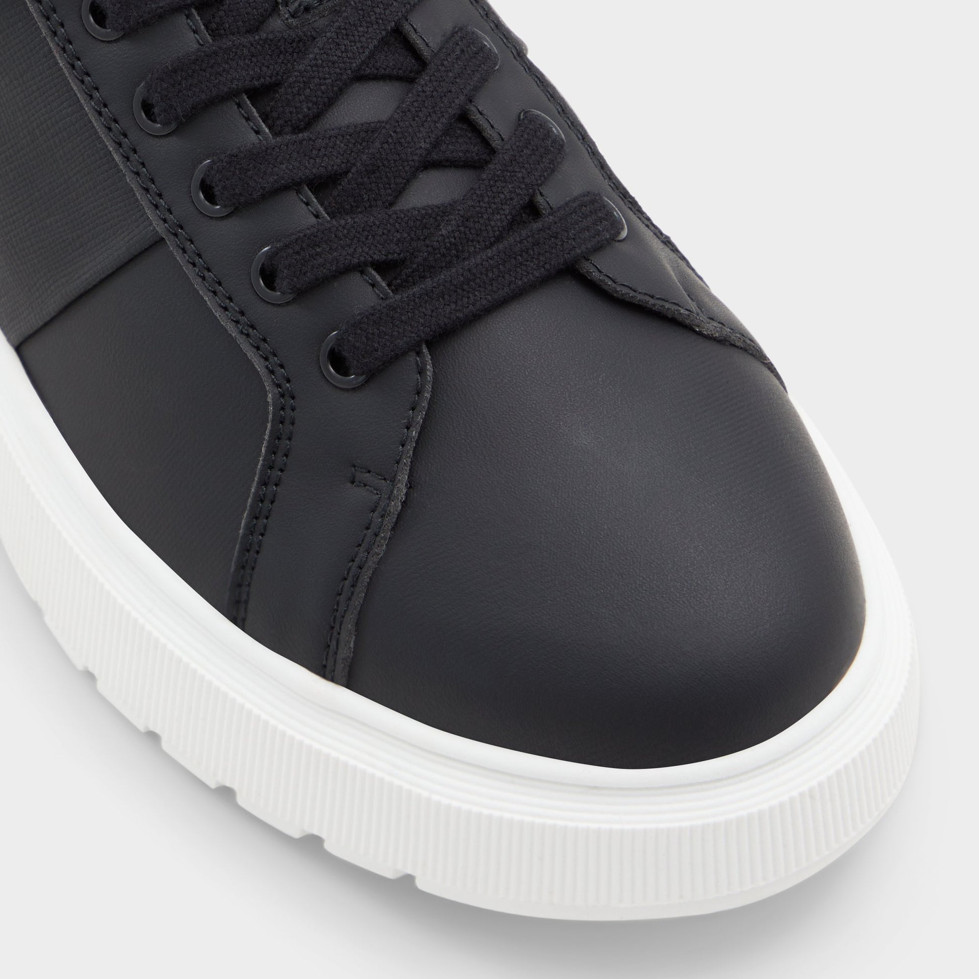 Close-up of the Black Ander Low top sneaker