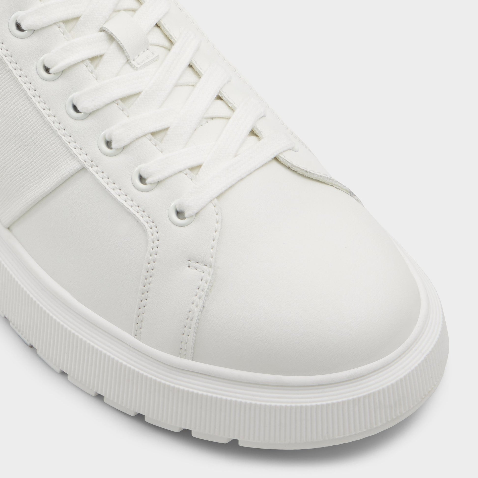 Close-up of the White Ander Low top sneaker
