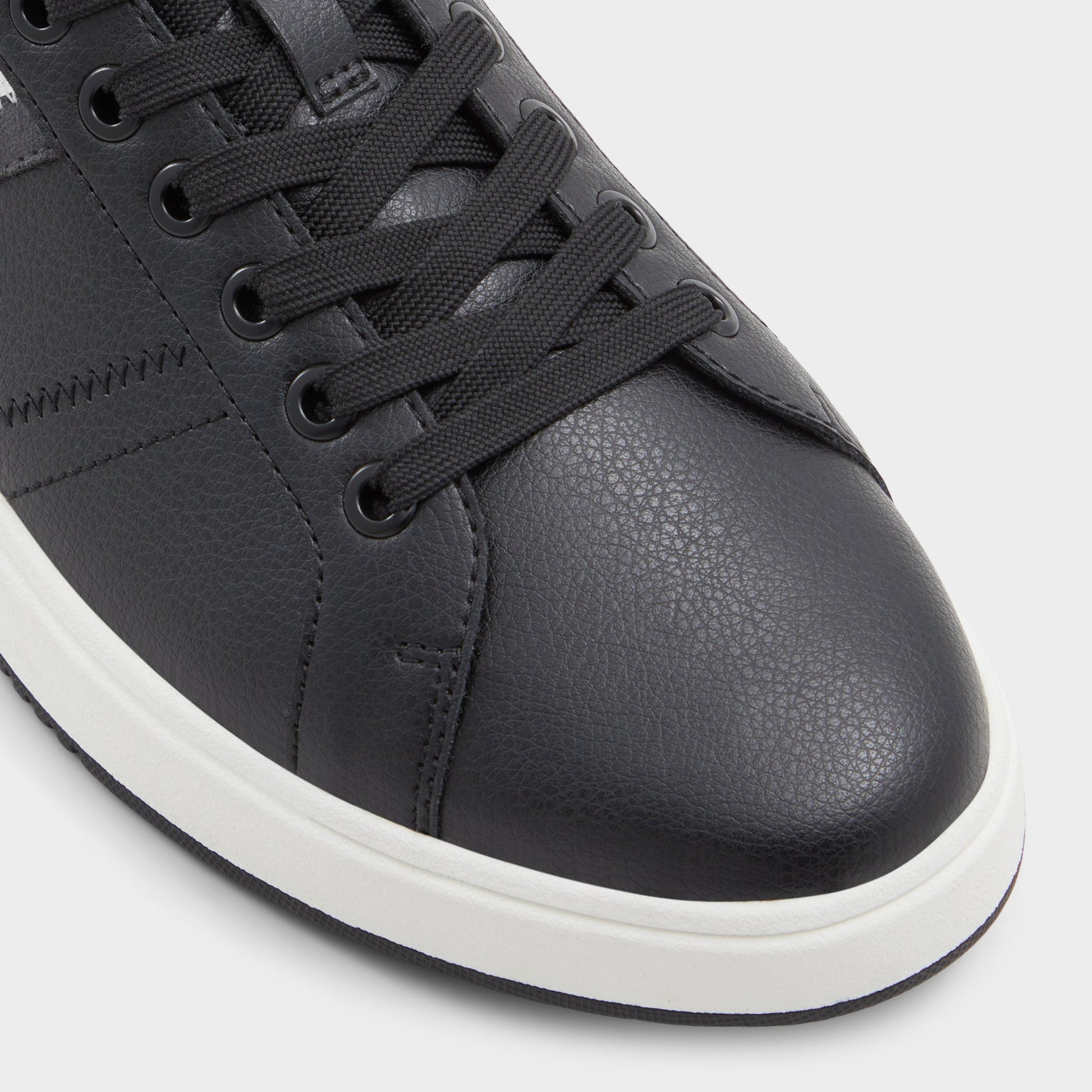 Close-up of the Open Black Citywalk Low top sneaker