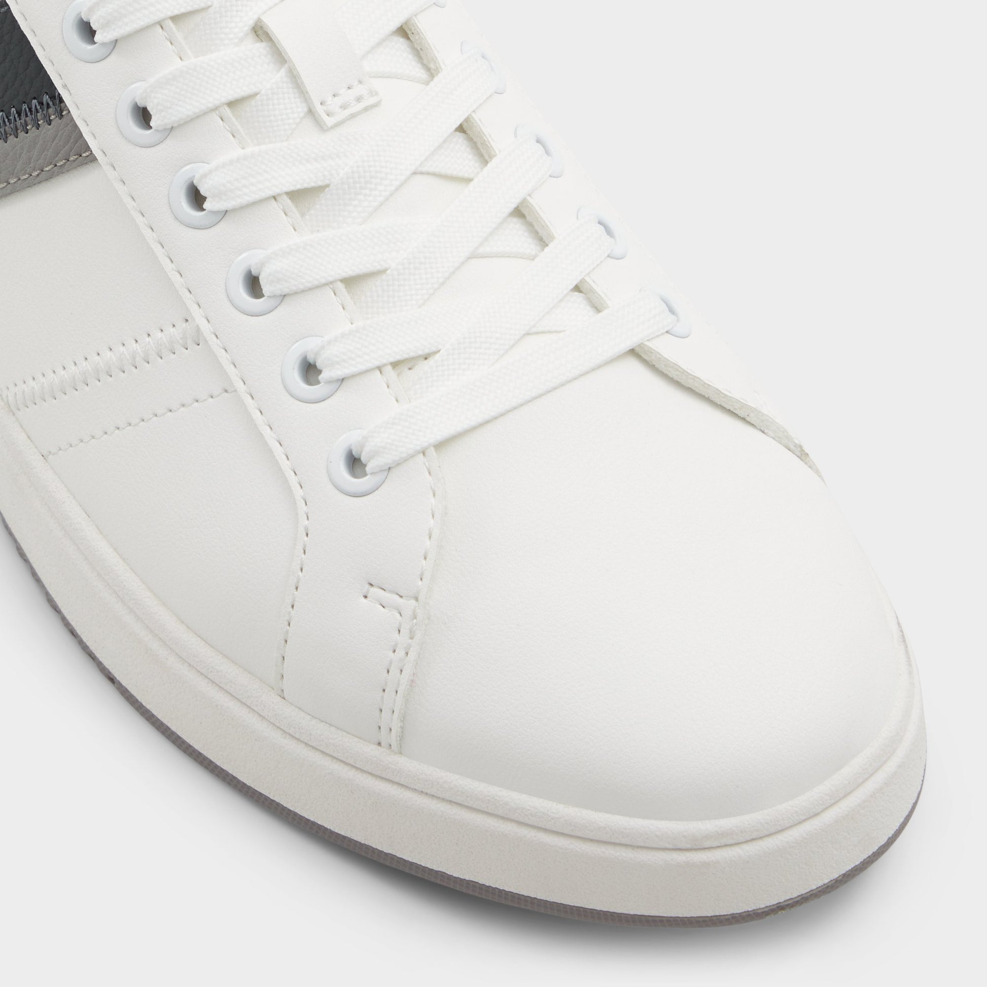 Close-up of the Open White Citywalk Low top sneaker