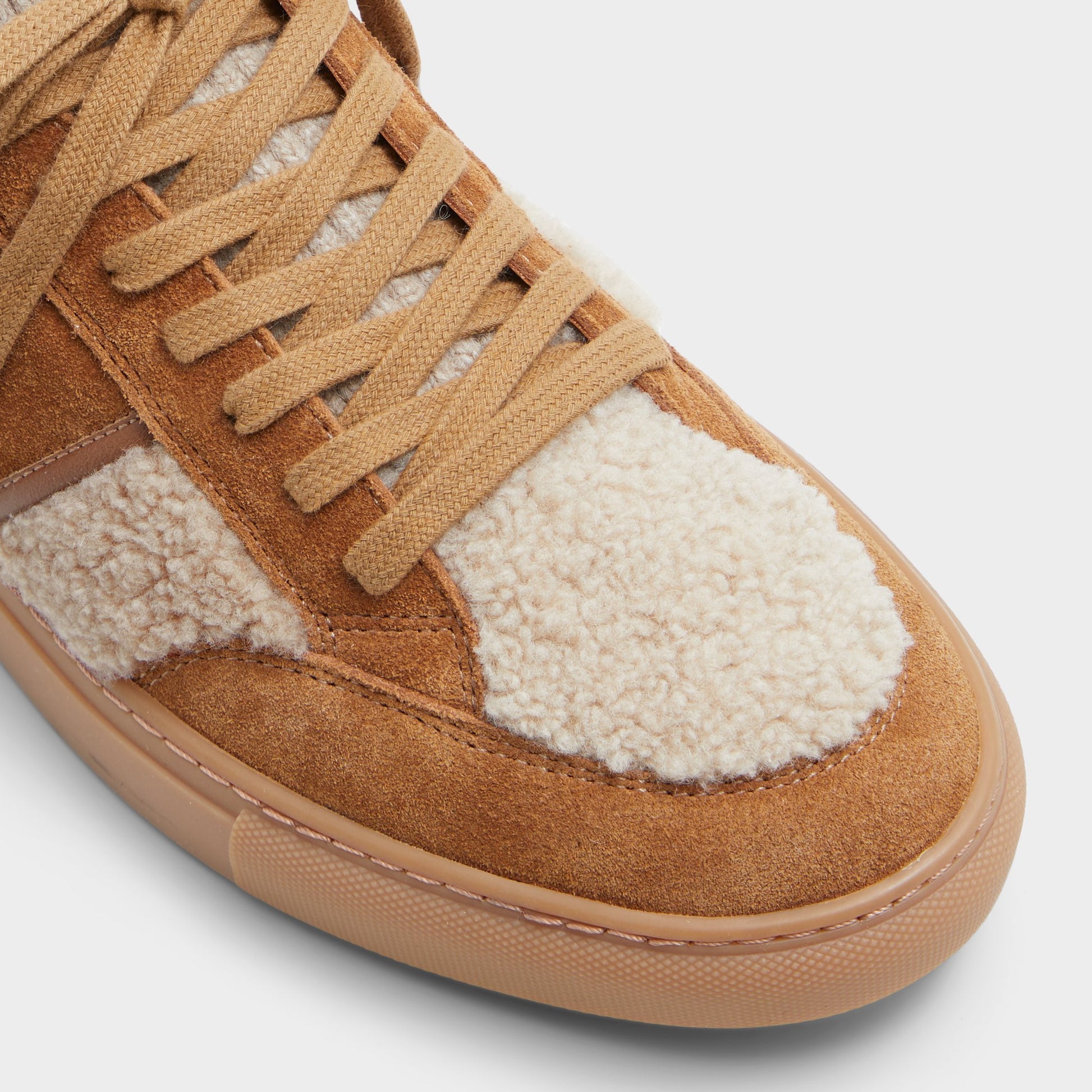 Close-up of the Cognac Owens Low top sneaker