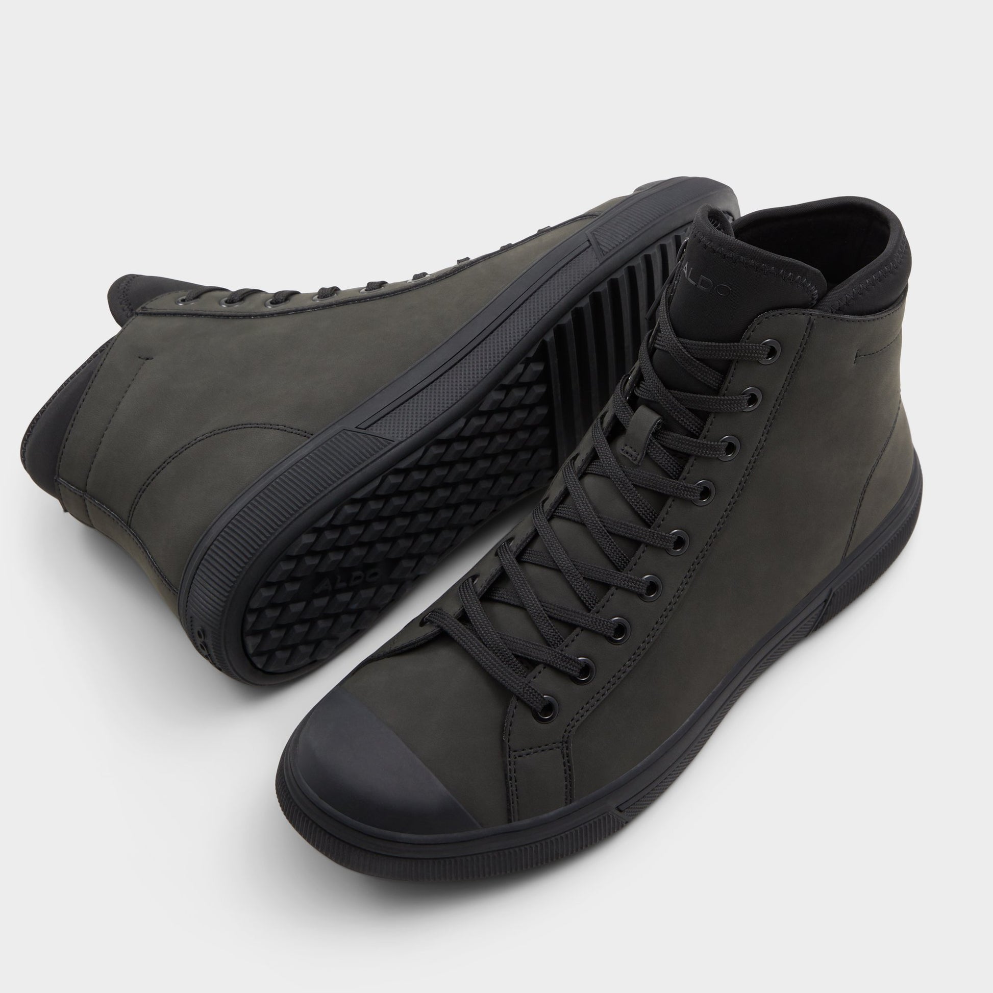 Highlighted view of a pair of Black Overflow Estanqueiro Lace-up boots