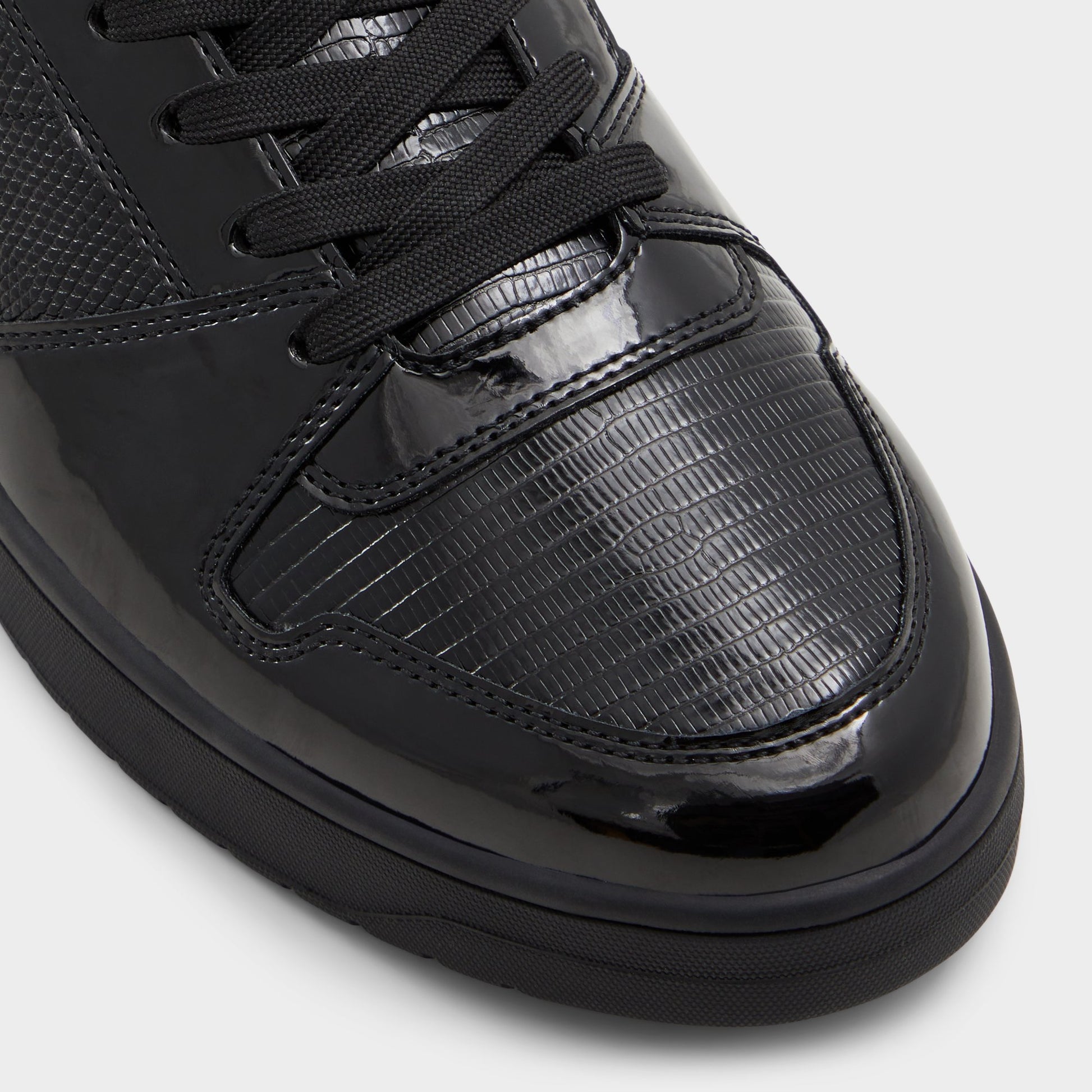 Close-up of the Black Zethan Low top sneaker