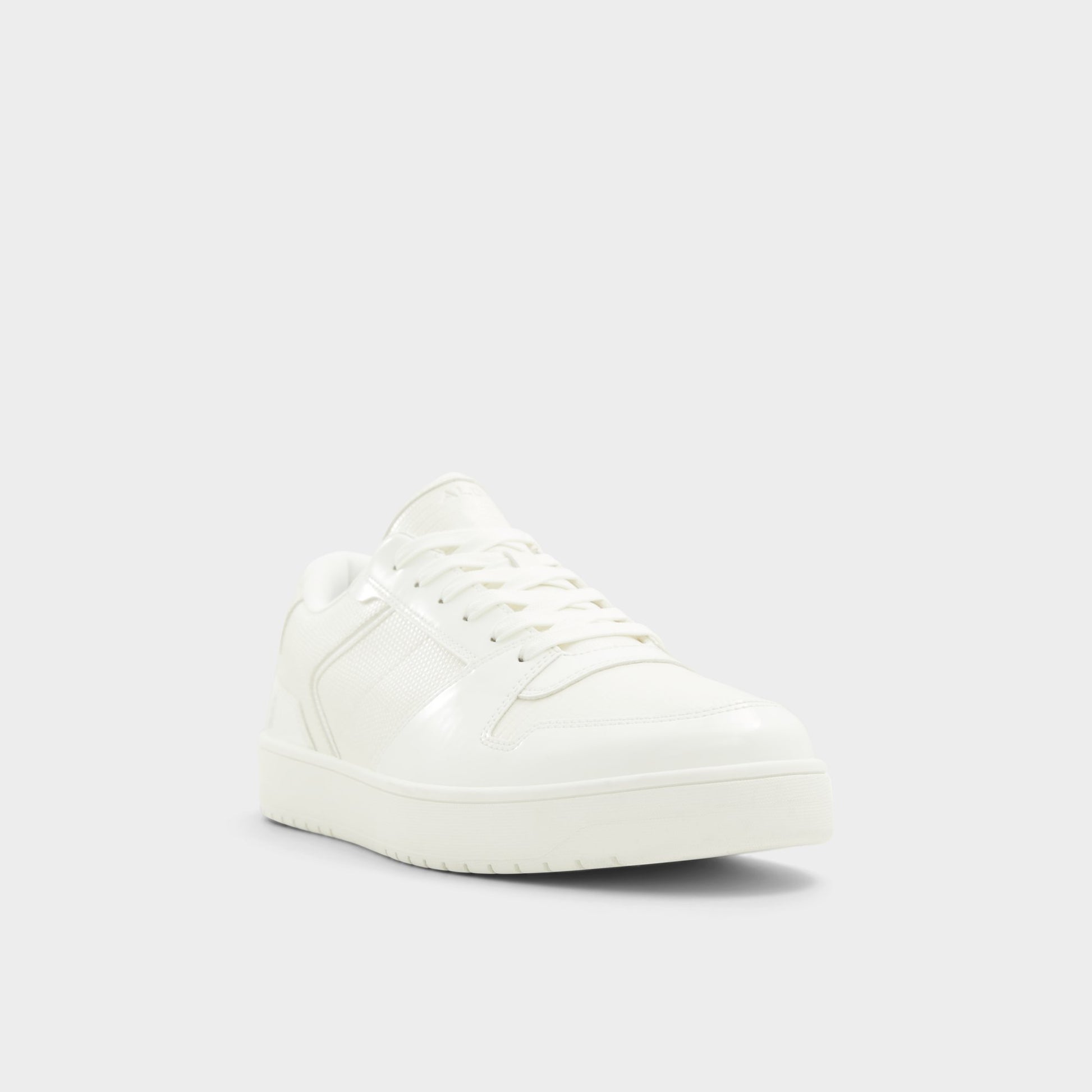Angle de trois quarts de la face avant de Autre Blanc Zethan Sneaker