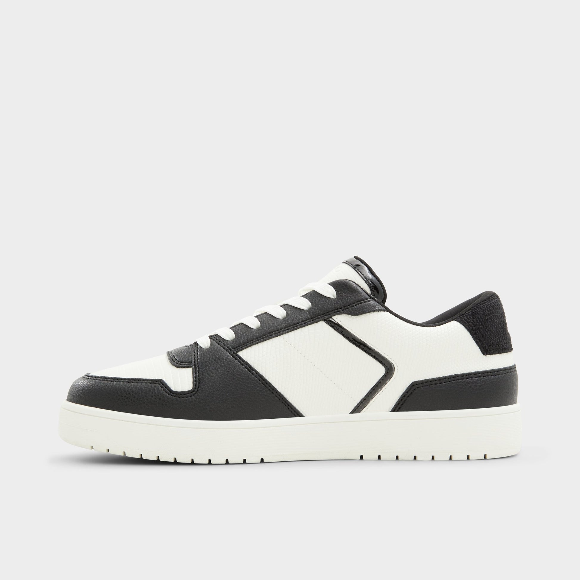 Side view of Black/White Zethan Low top sneaker