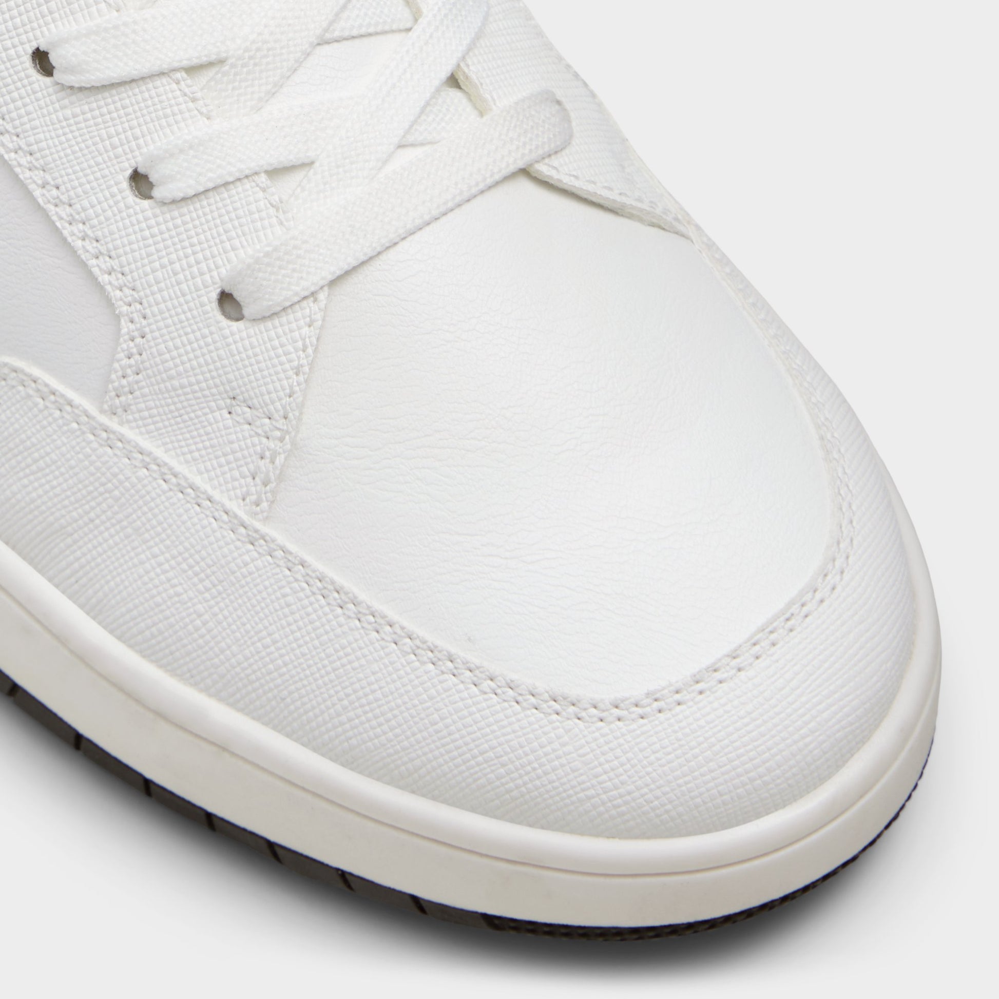 Close-up of the White Victor High top sneaker
