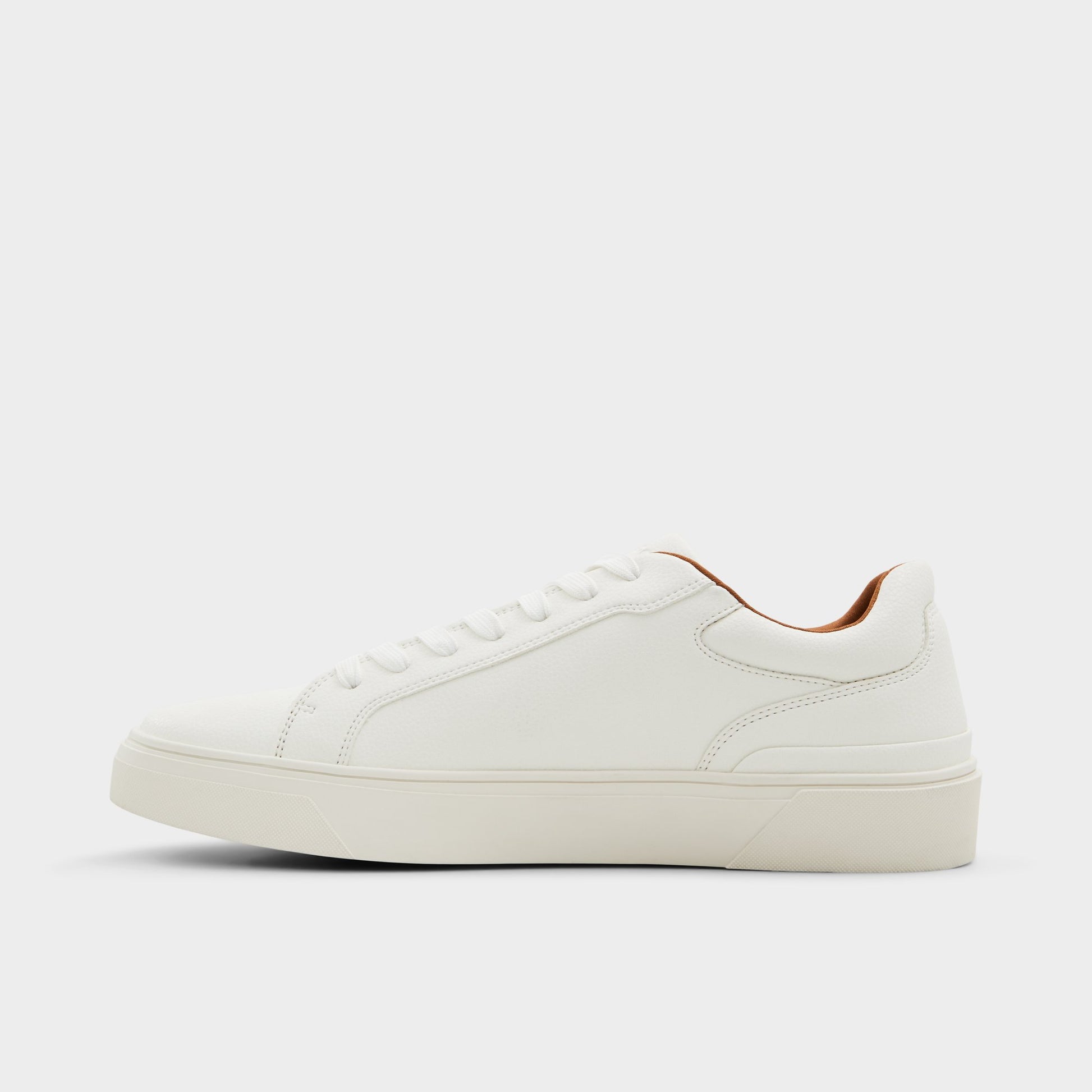 Side view of White Willio Low top sneaker