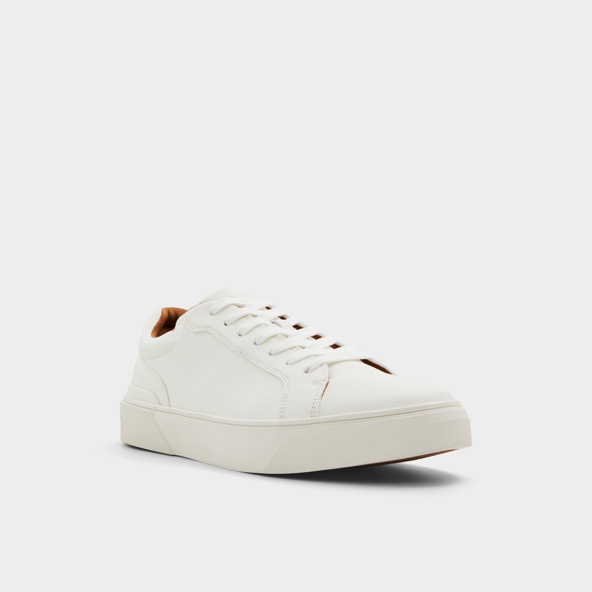 Three-quarter angle of White Willio Low top sneaker's front side