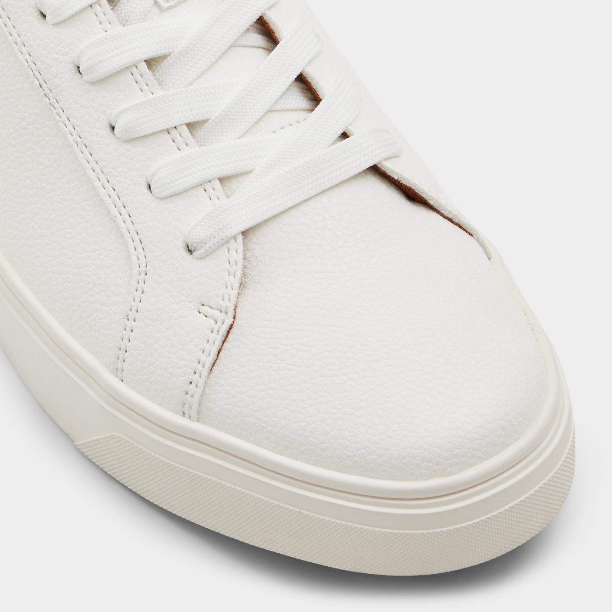 Close-up of the White Willio Low top sneaker