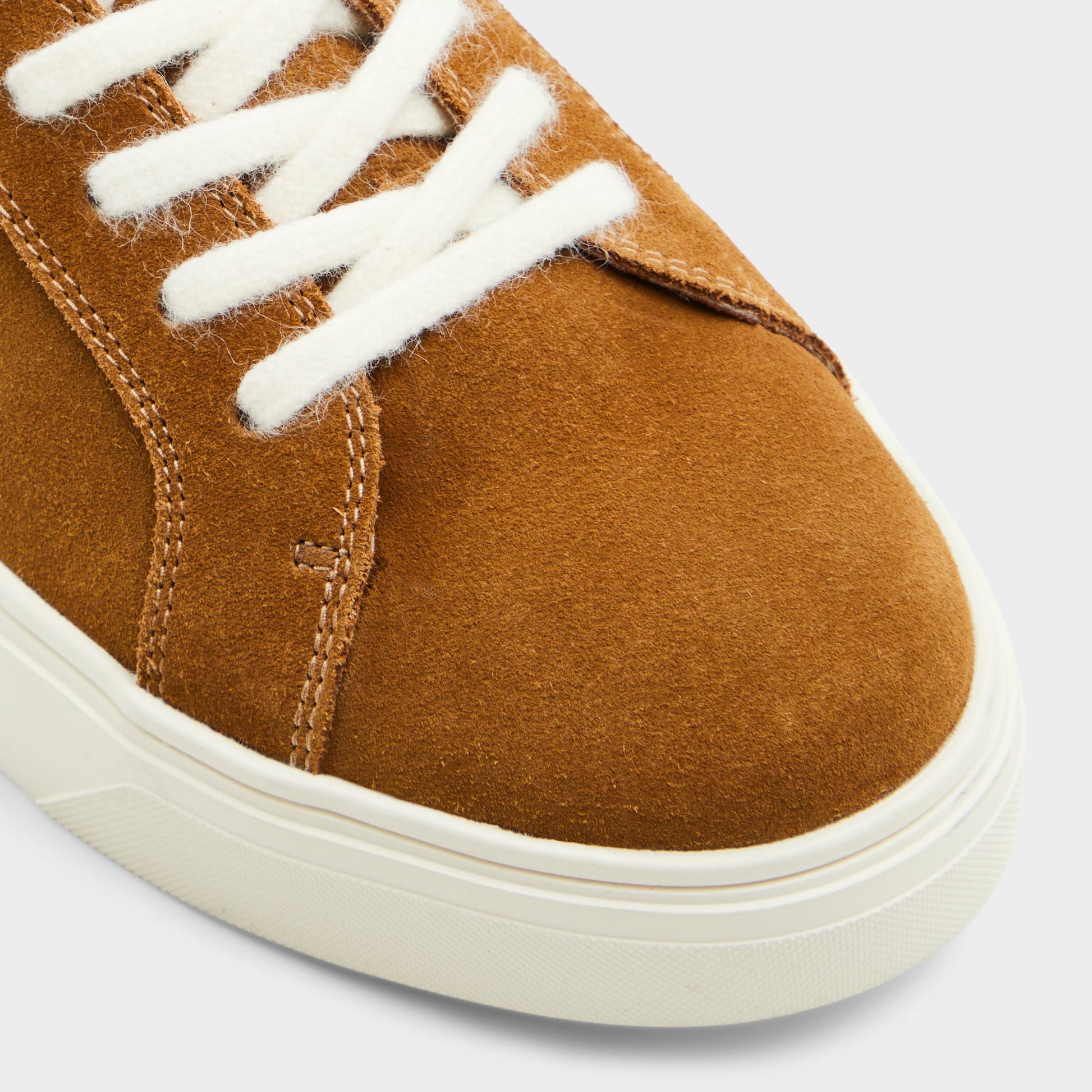 Close-up of the Cognac Willio Low top sneaker