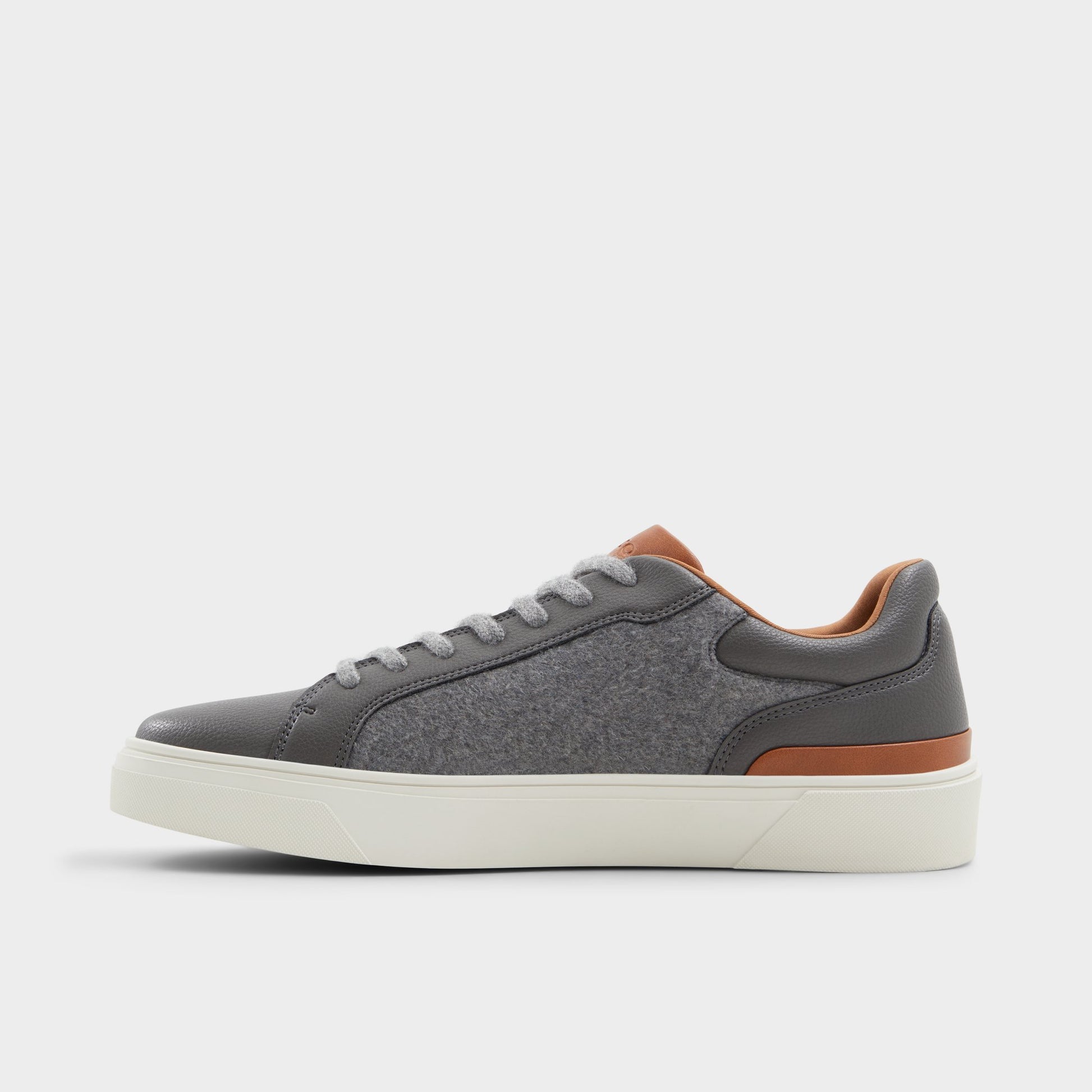 Side view of Dark Grey Willio Low top sneaker
