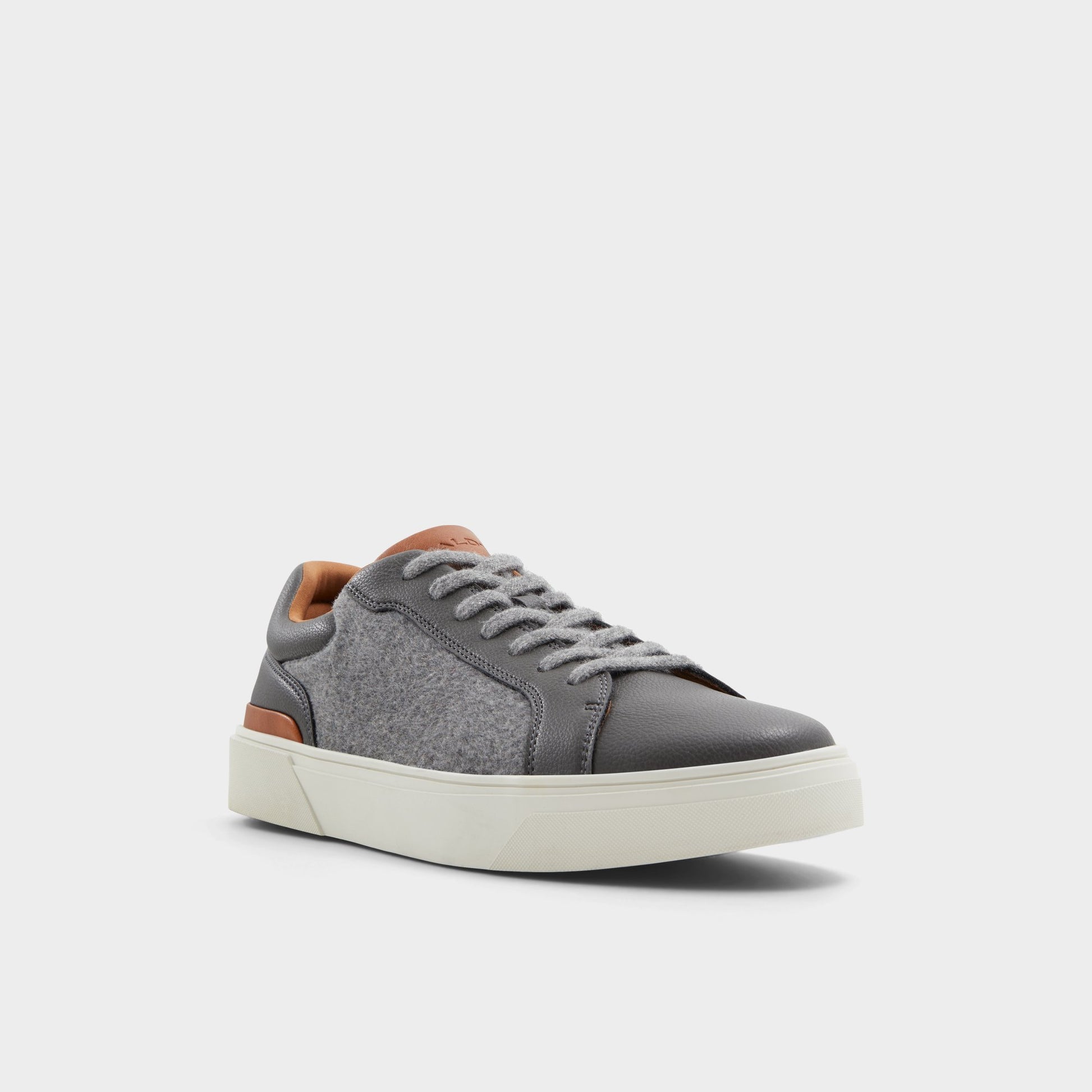 Three-quarter angle of Dark Grey Willio Low top sneaker's front side