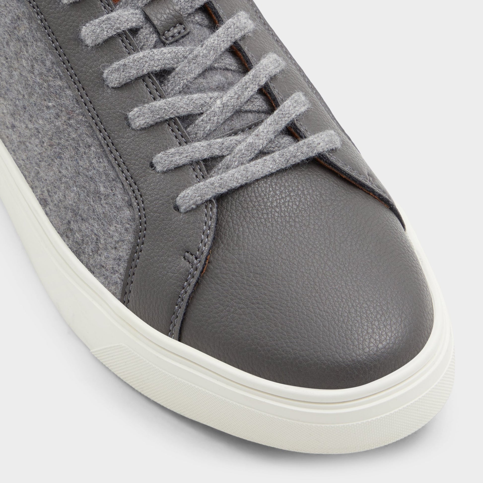 Close-up of the Dark Grey Willio Low top sneaker