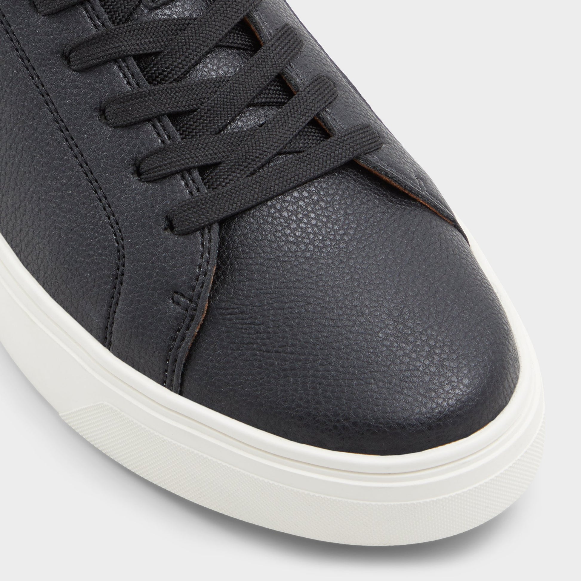 Close-up of the Black Willio Low top sneaker