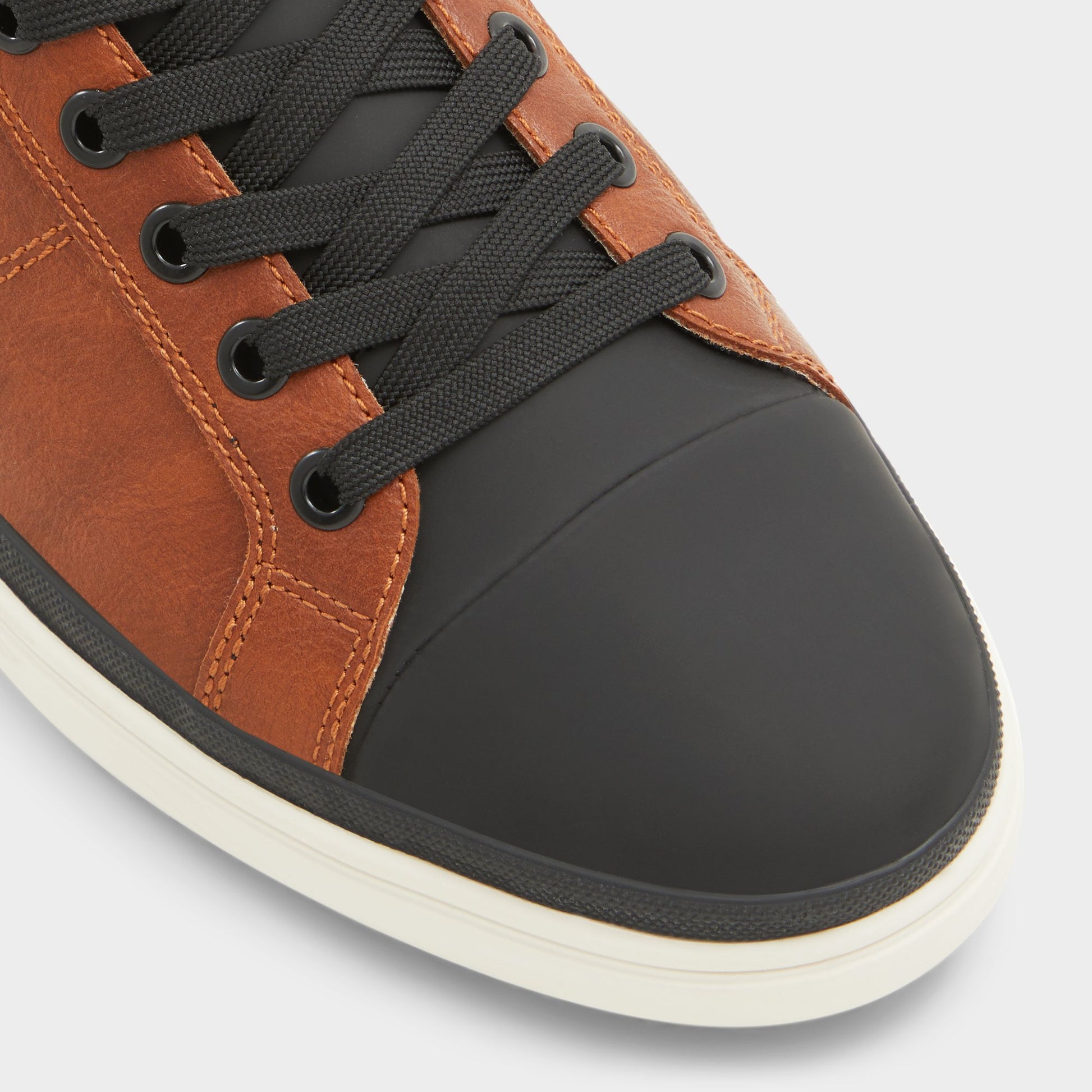 Close-up of the Light Brown Salloker Low top sneaker