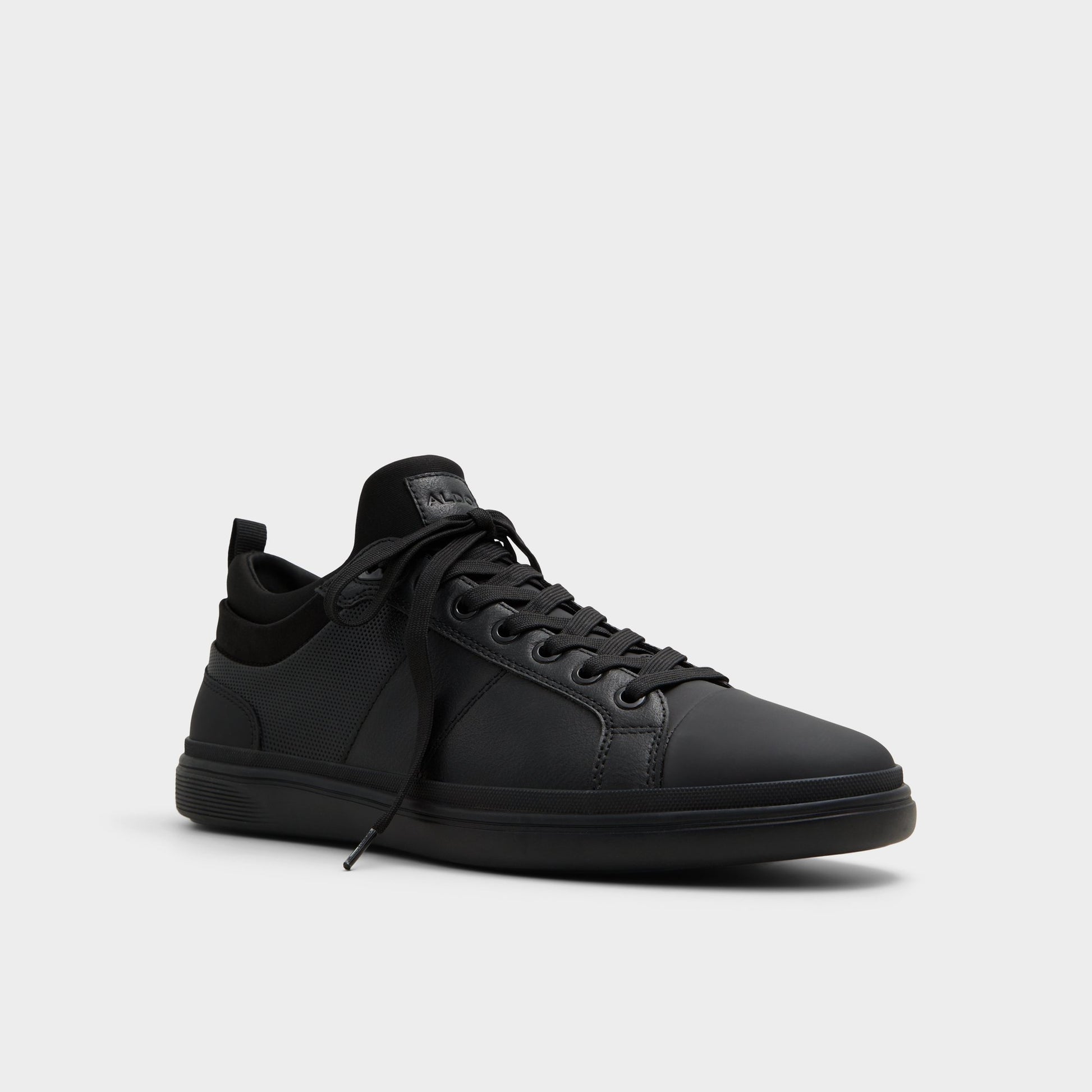 Three-quarter angle of Black/Black Salloker Low top sneaker's front side