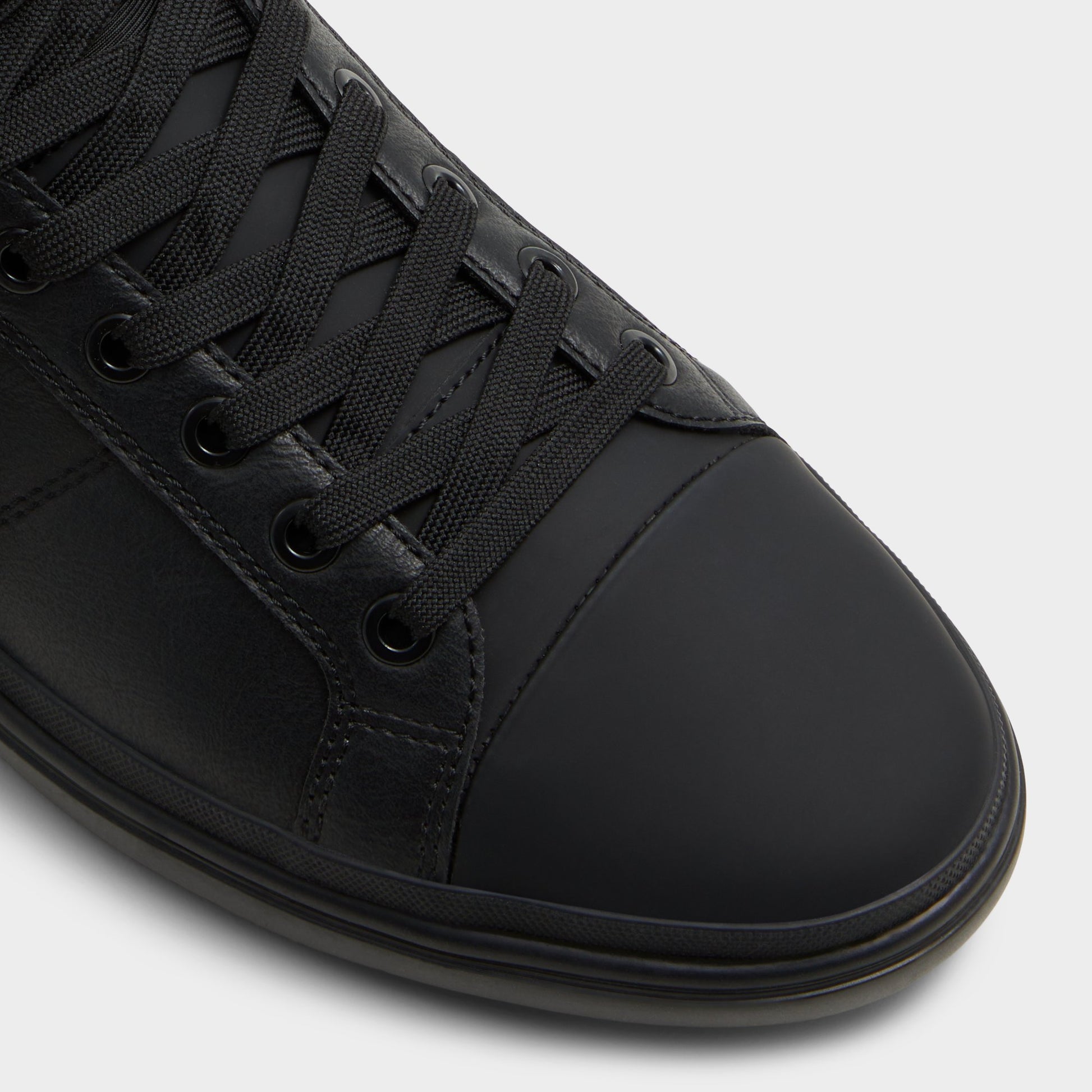 Close-up of the Black/Black Salloker Low top sneaker