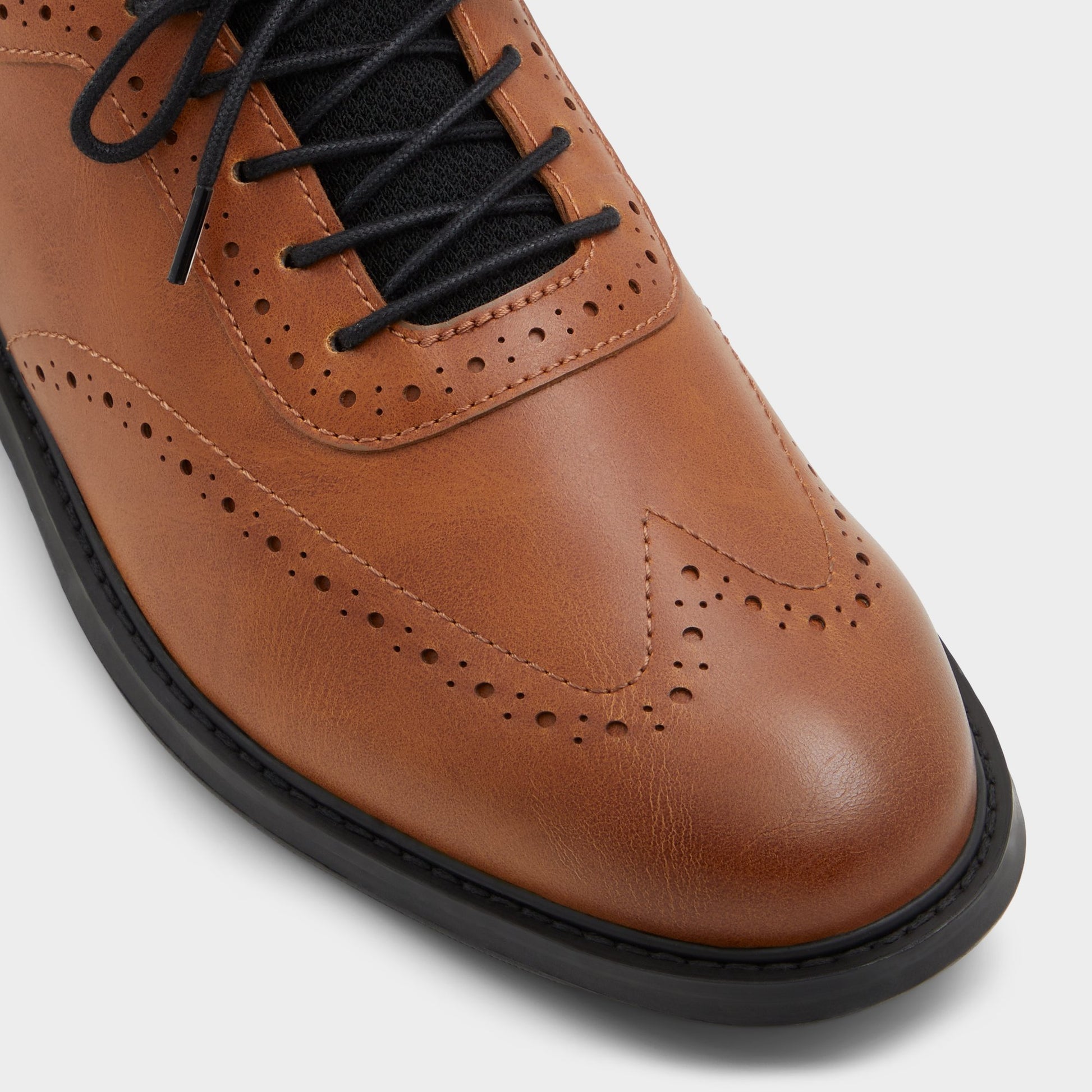Close-up of the Cognac Kalister Oxford shoe