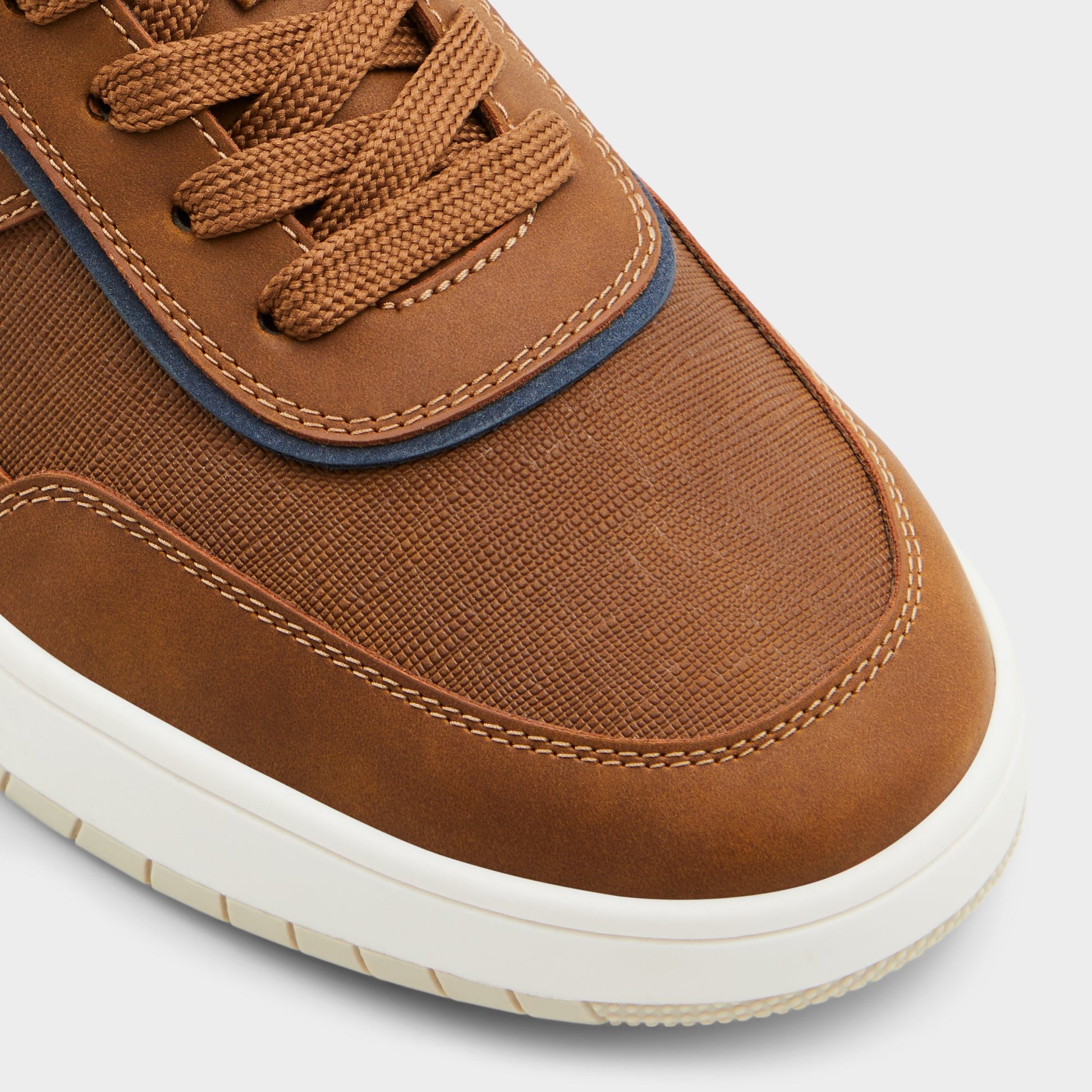 Close-up of the Cognac Creed Low top sneaker