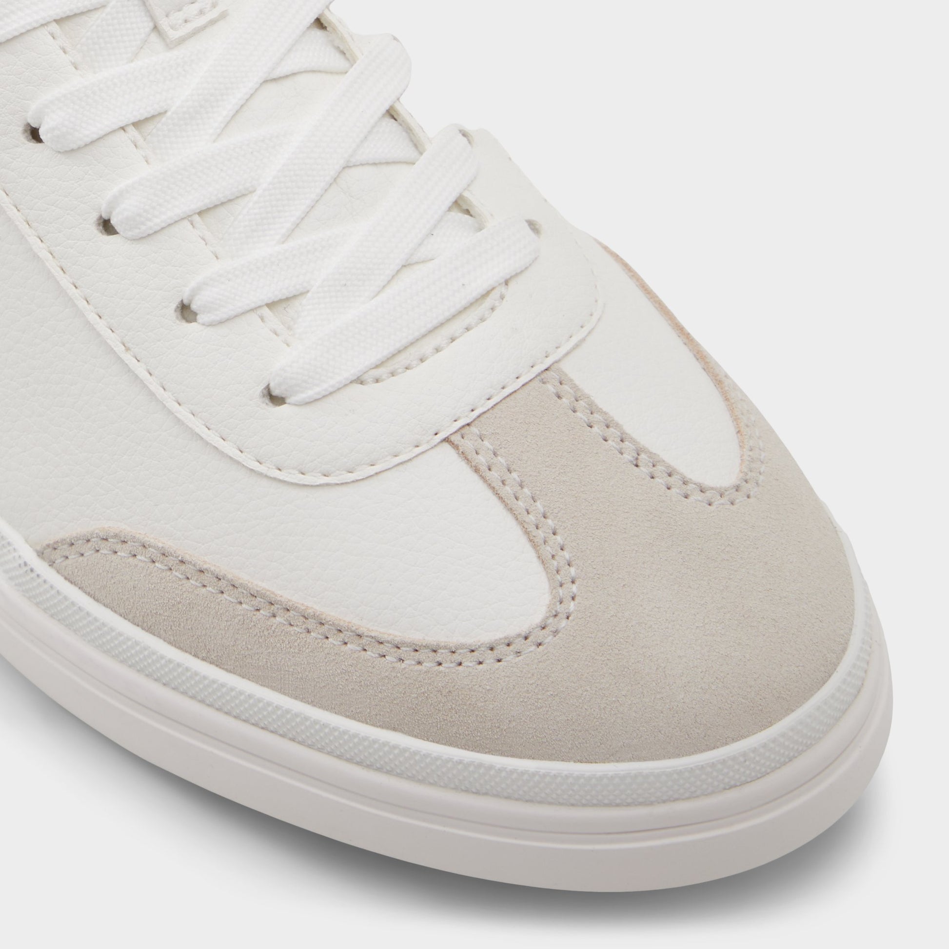 Close-up of the White Lido Low top sneaker