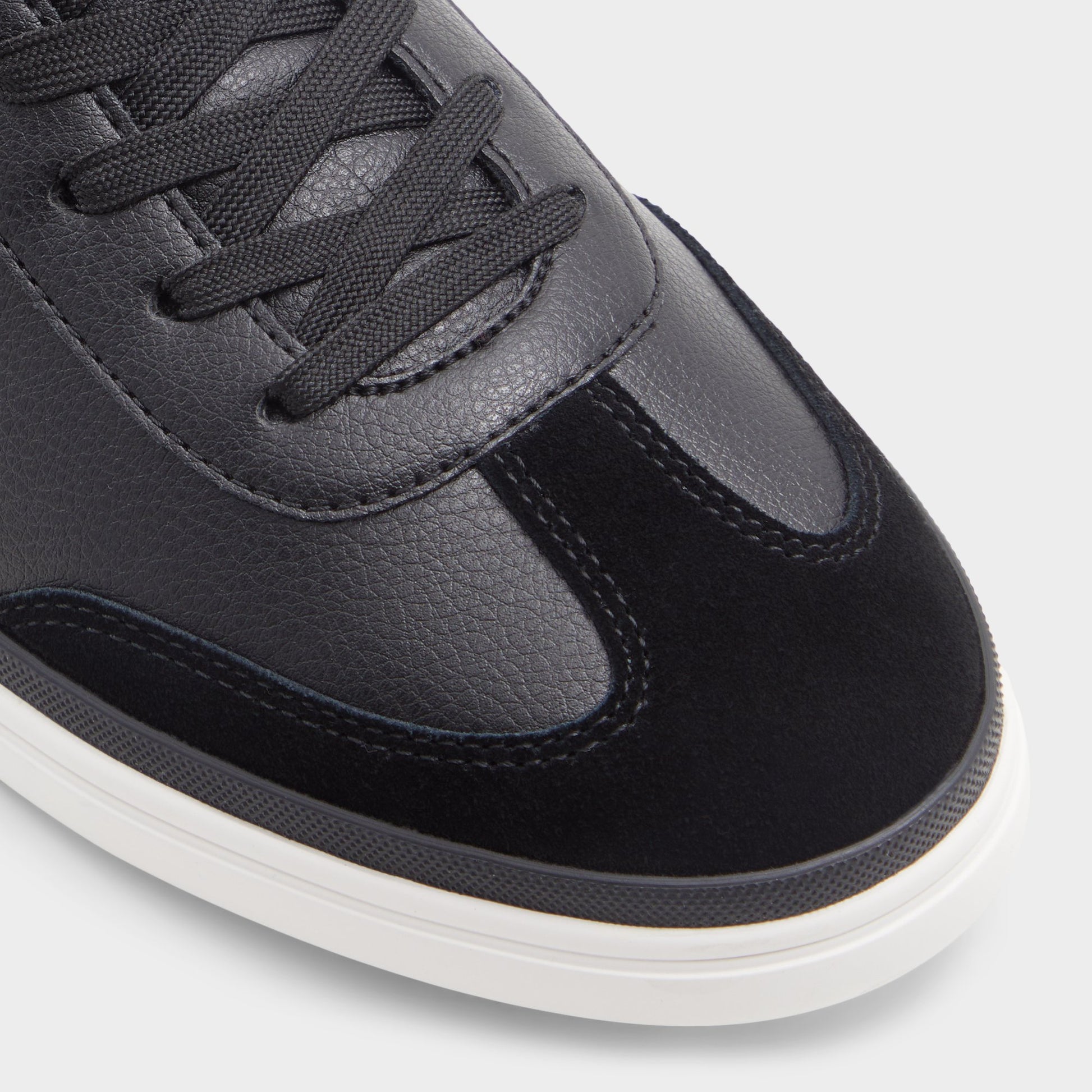 Close-up of the Black Lido Low top sneaker