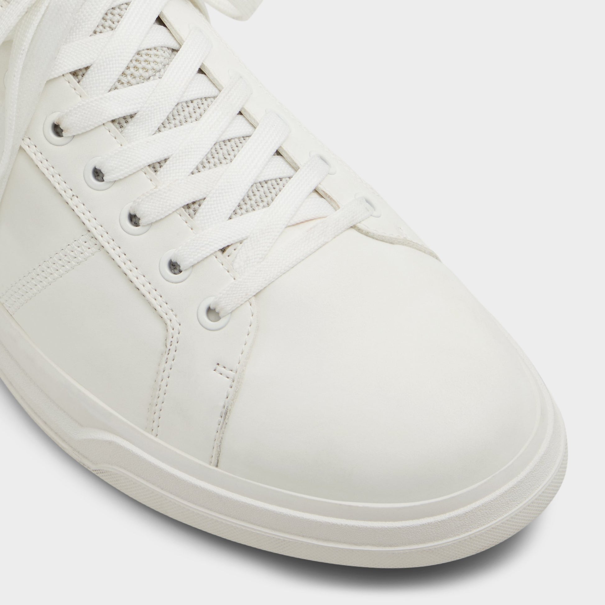 Close-up of the White Prasien Low top sneaker