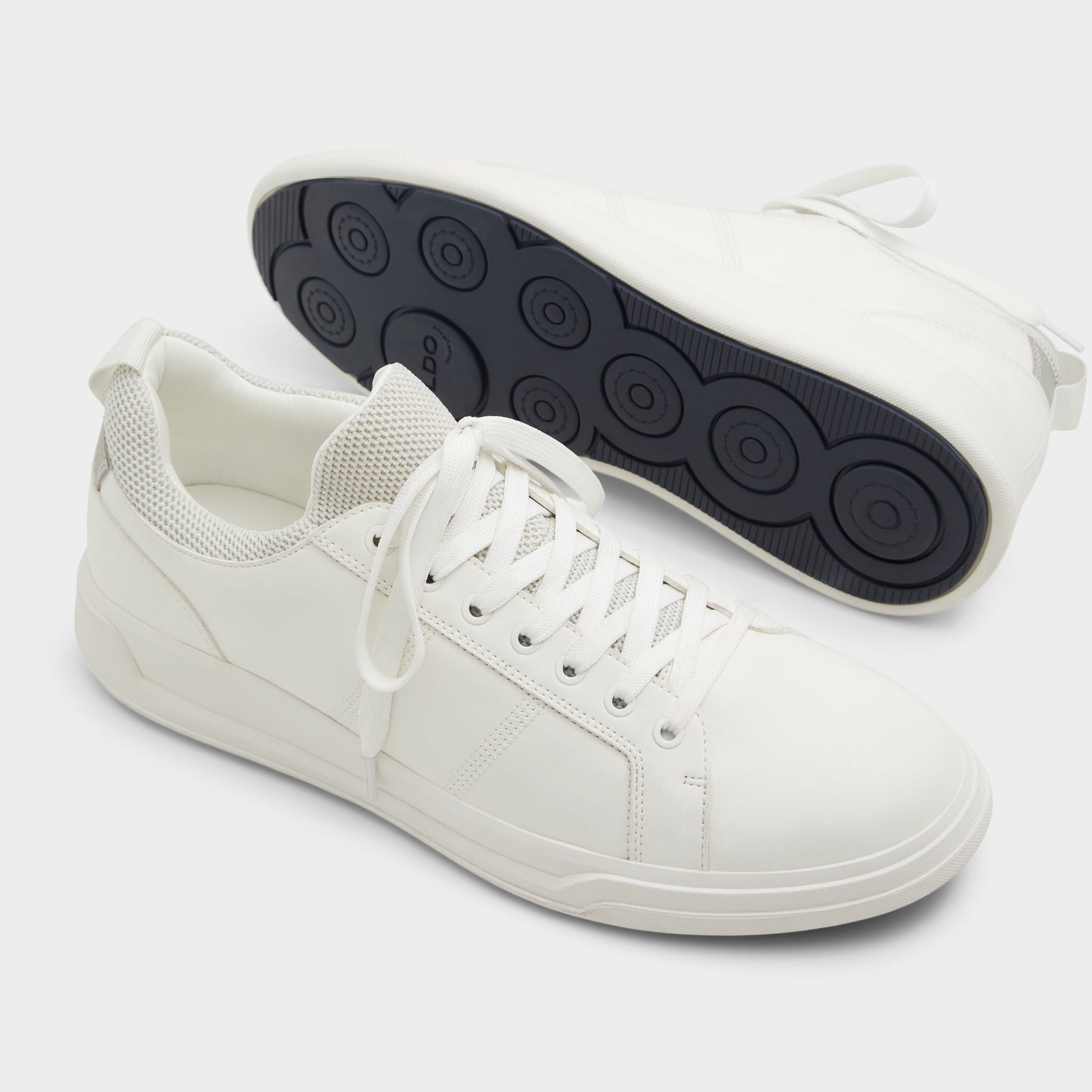 Highlighted view of a pair of White Prasien Low top sneakers