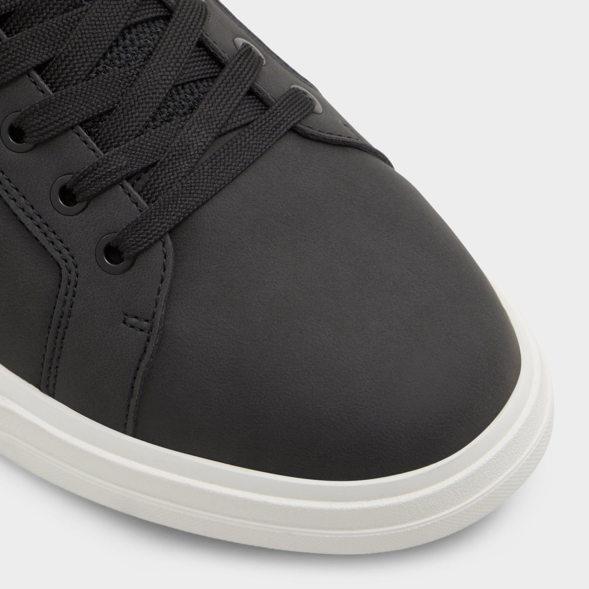 Close-up of the Black Prasien Low top sneaker