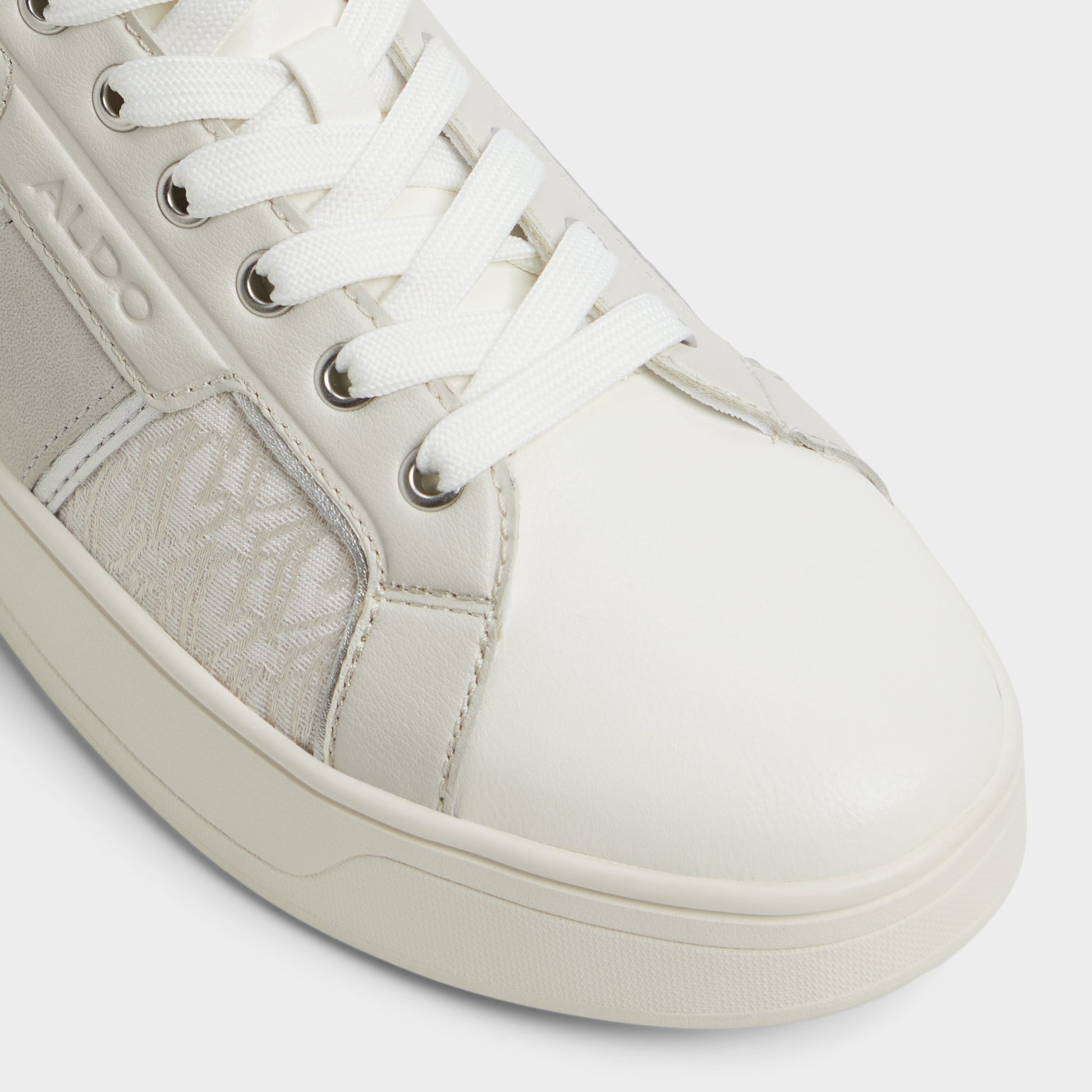 Close-up of the White/Bone Oniraseana-in