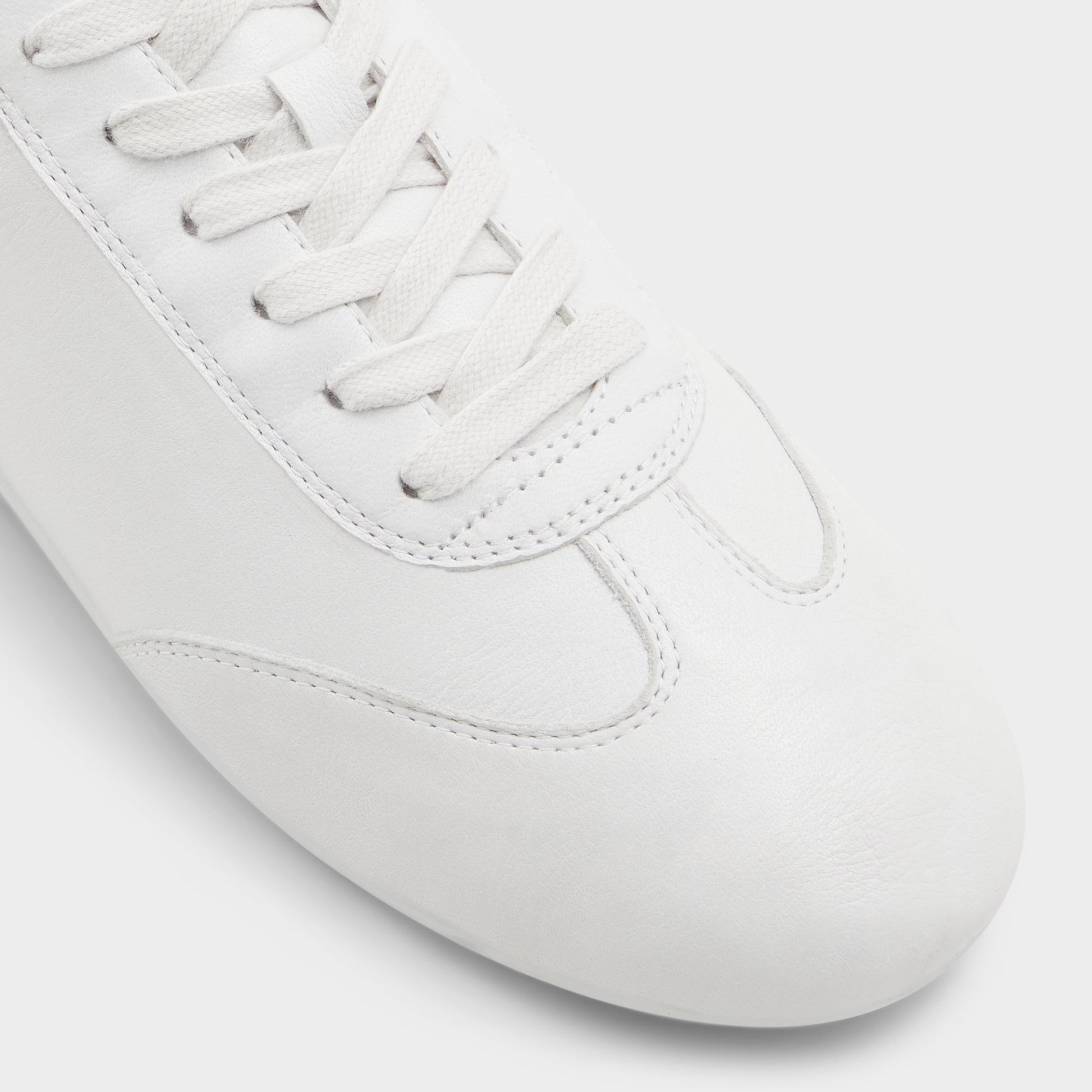 Close-up of the White/Bone Swiftlyy Low top sneaker