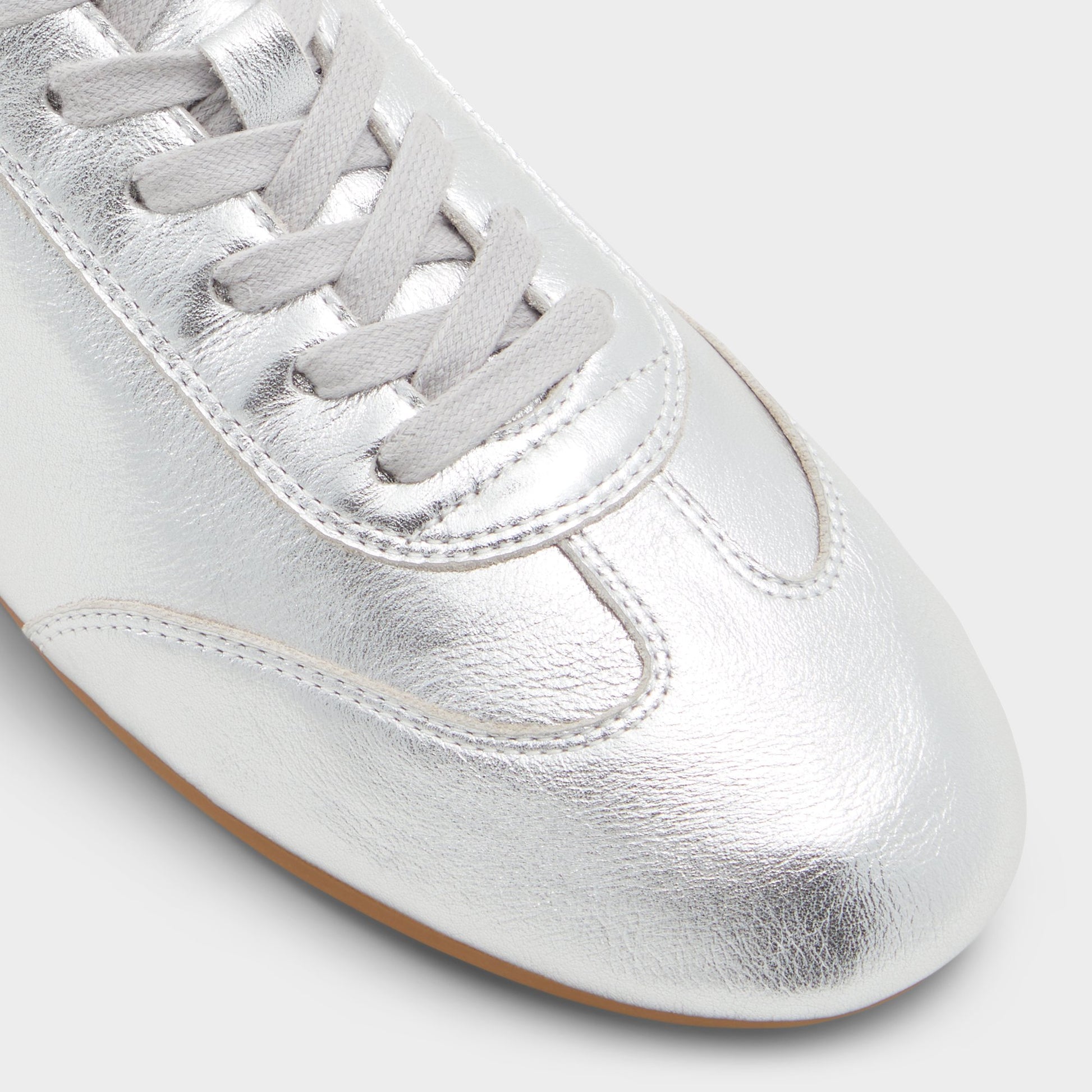 Close-up of the Silver Swiftlyy Low top sneaker