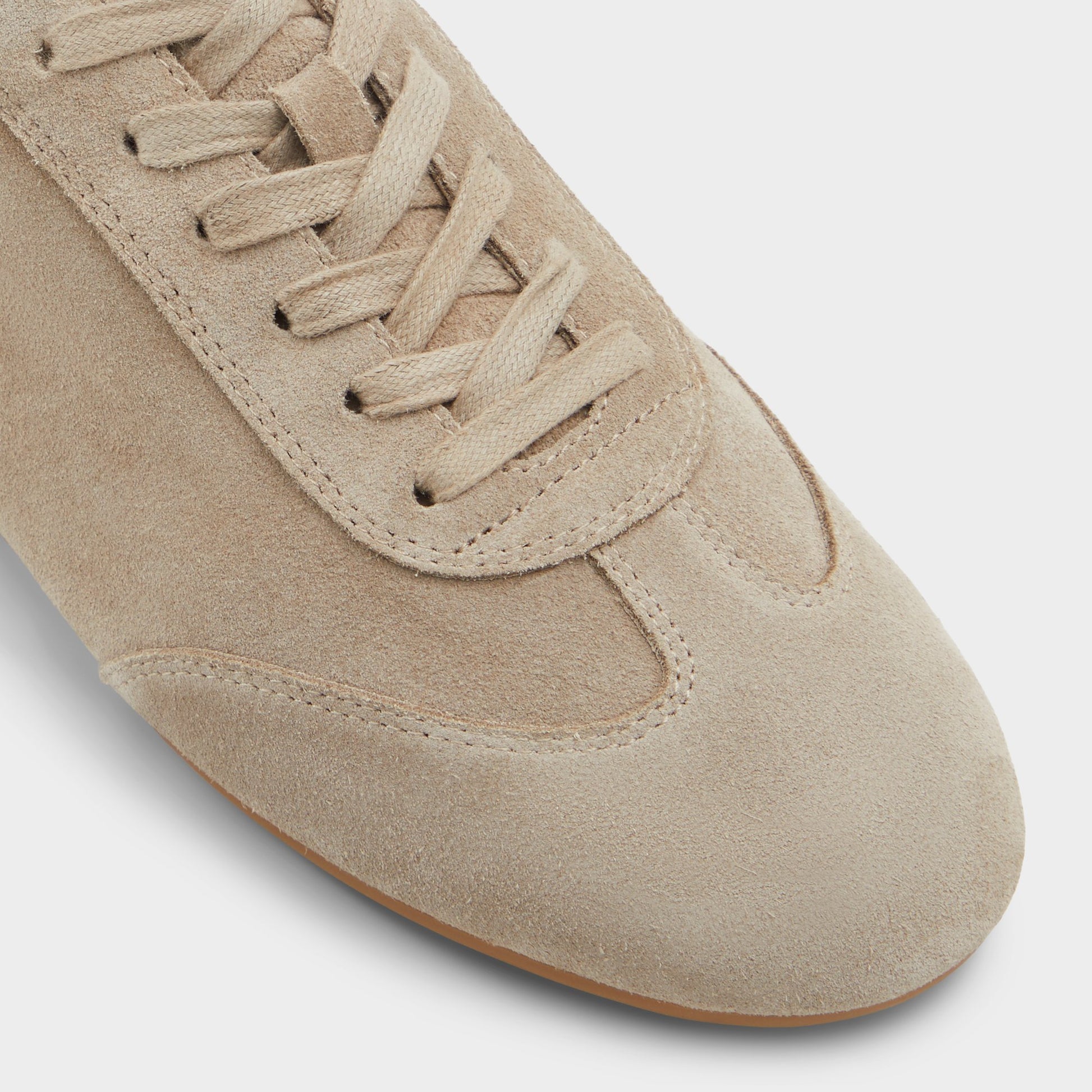 Close-up of the Light Brown Swiftlyy Low top sneaker