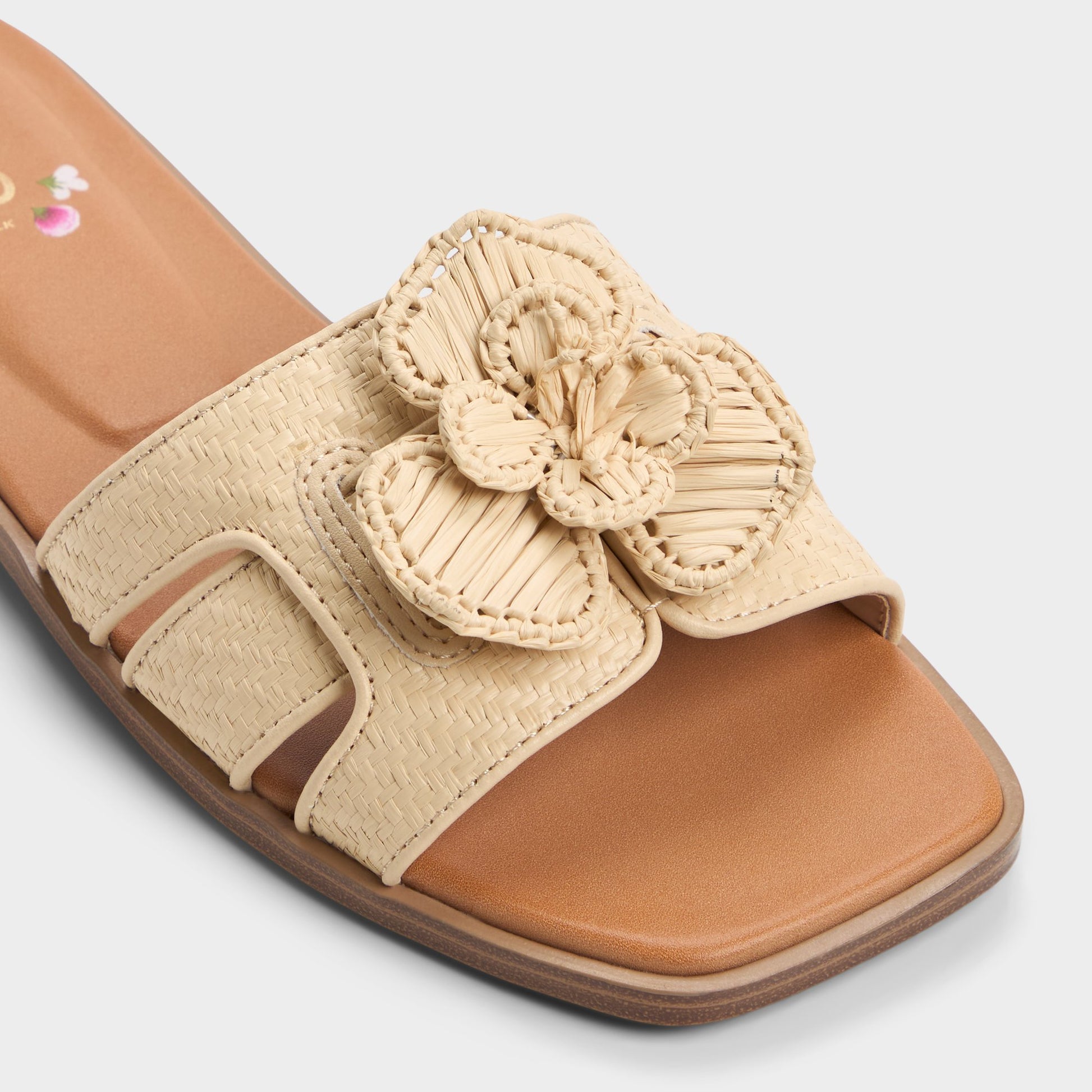 Close-up of the Light Beige Seaflower Slide sandal
